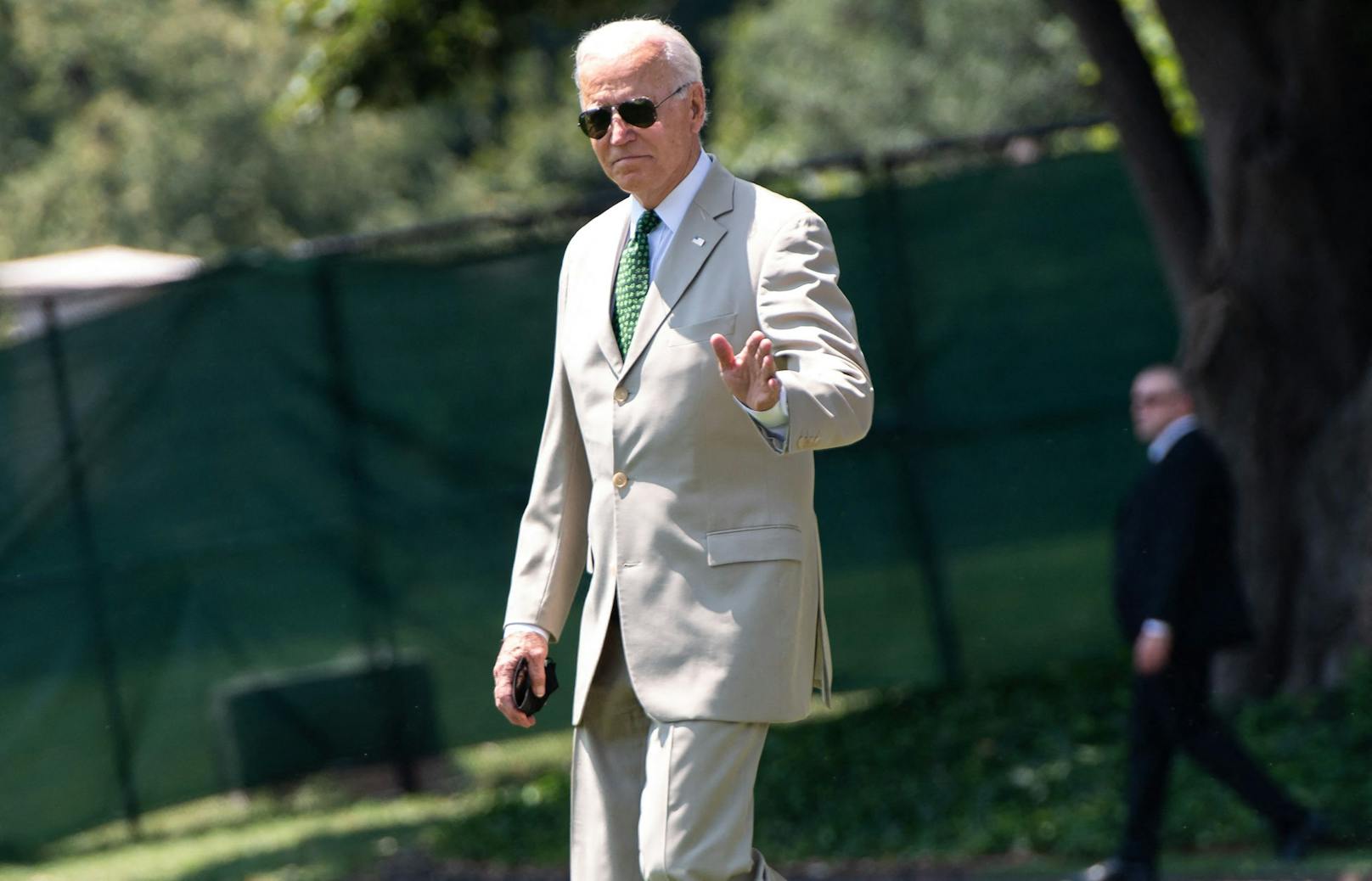 Biden hält Rede – doch alle reden nur über seinen Anzug
