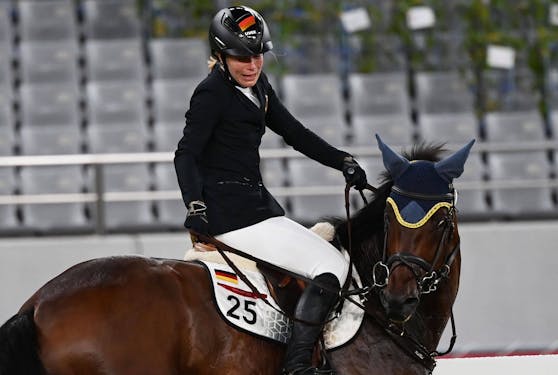 Annika Schleu mit dem zugelosten Pferd Saint Boy.