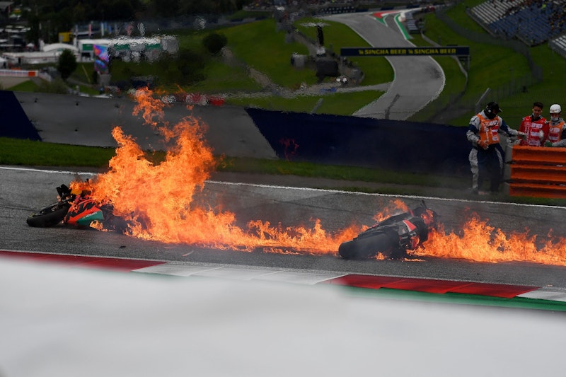 Feuer-Crash in Spielberg. Die Bikes von Lorenzo Savadori (Aprilia) und Dani Pedrosa (KTM) gehen nach dem Unfall kurz nach dem Start in Flammen auf.