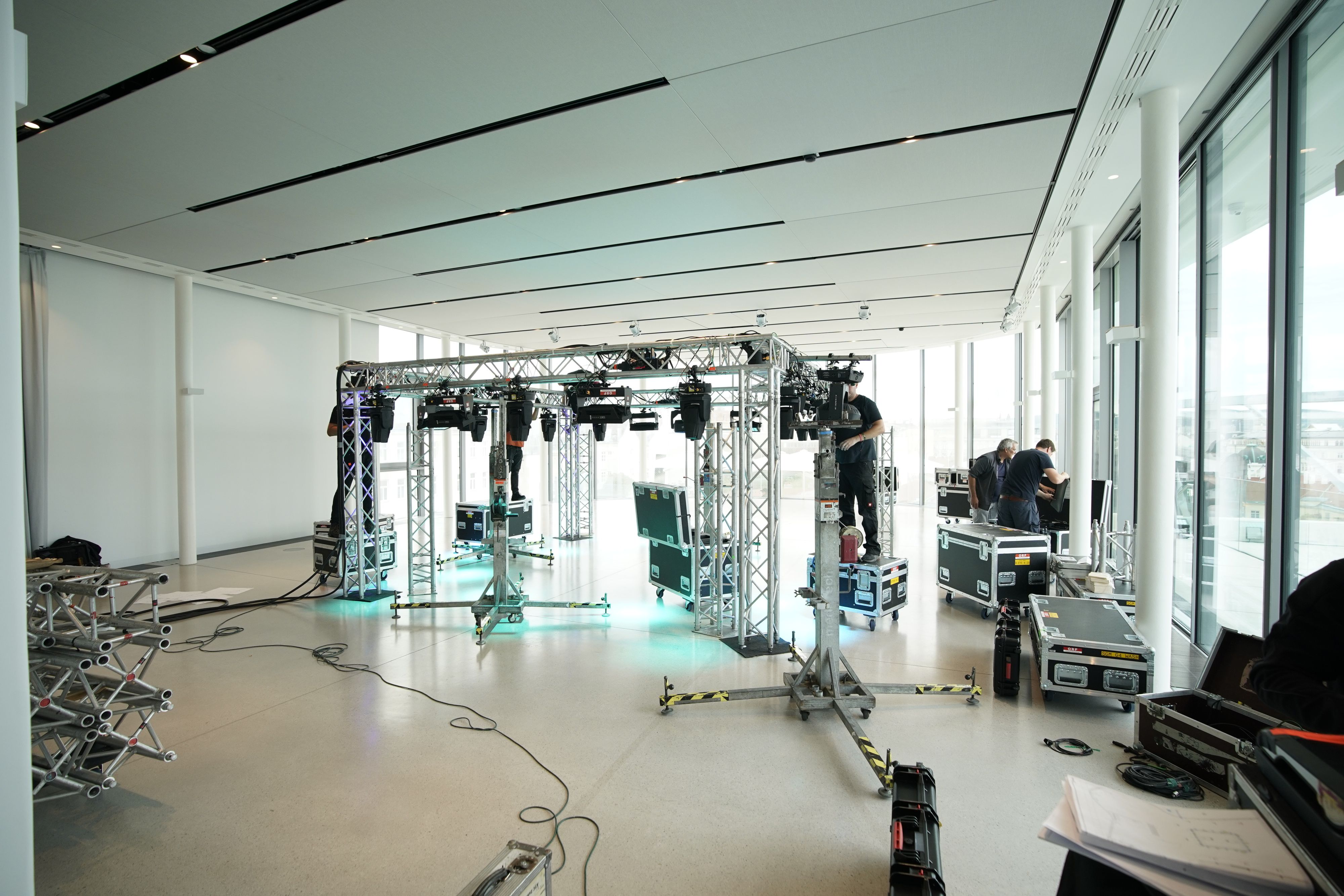 Aufbauarbeiten für das Studio in der "Libelle" des Leopold Museums.