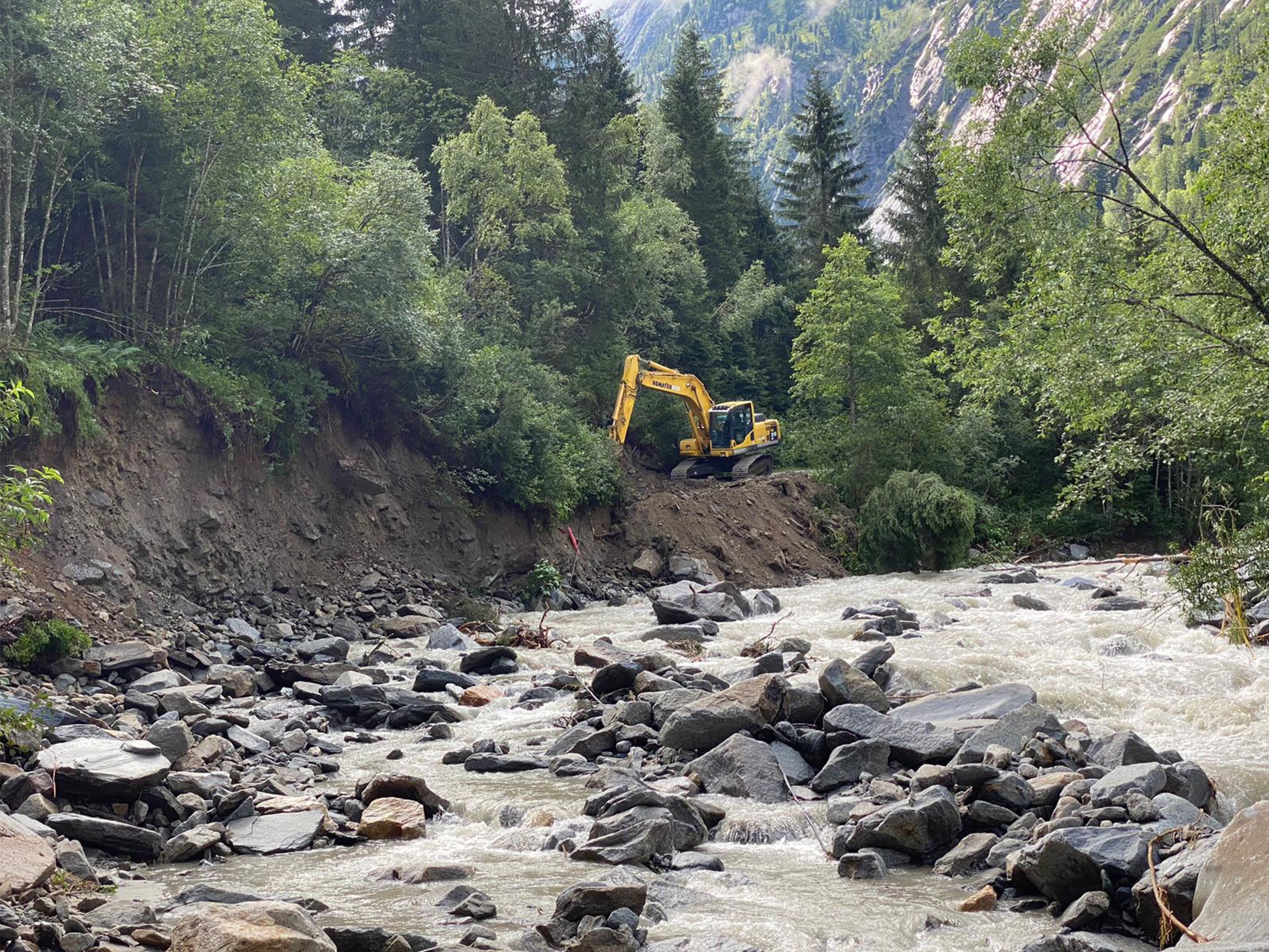 Im Mischbach kam es zu Vermurungen und Verklausungen.
