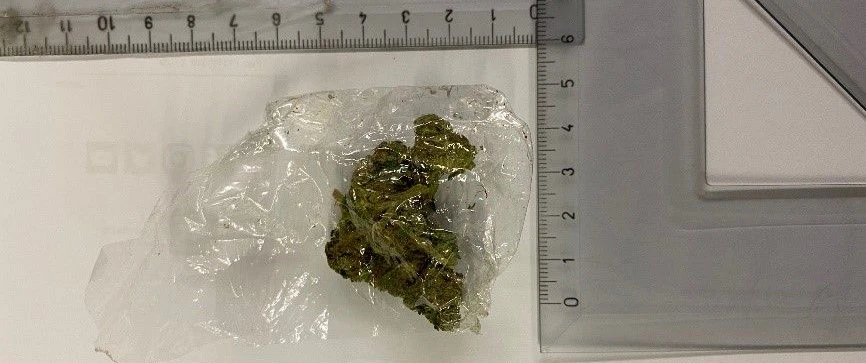 Im Zuge der Durchsuchung des 24-Jährigen stellten die Beamten eine kleine Menge Cannabis sicher.