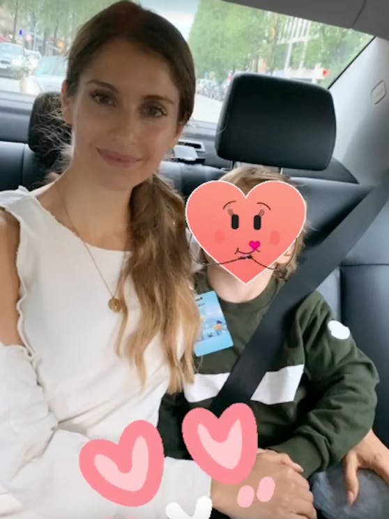 Cathy Hummels posiert mit Sohn Ludwig.