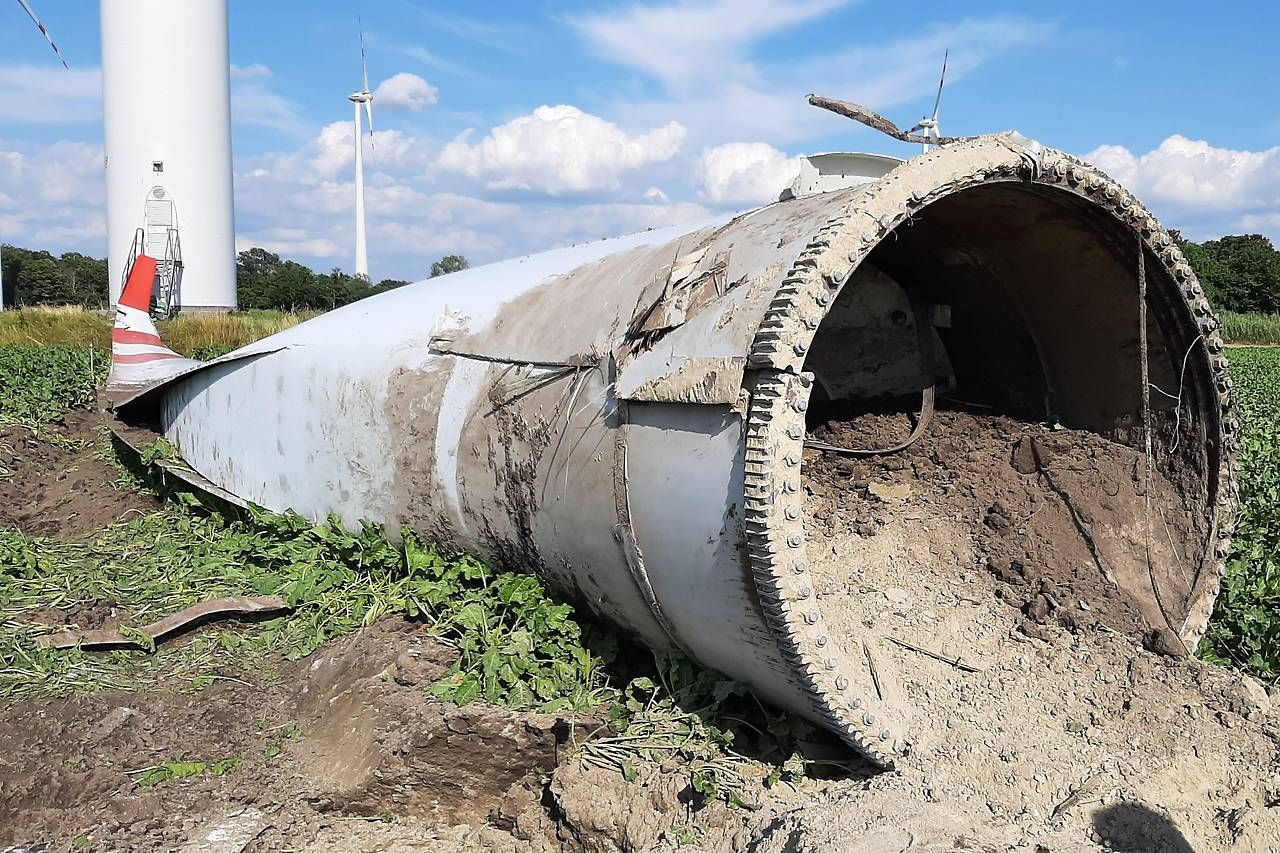 Das 45 Meter lange Rotorblatt am Boden.