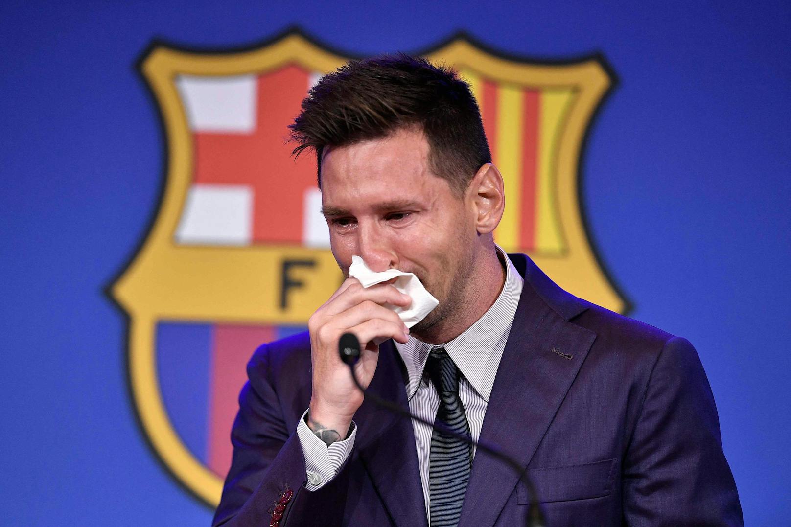 Lionel Messi weint bereits vor seinen Abschiedsworten an die Fans.