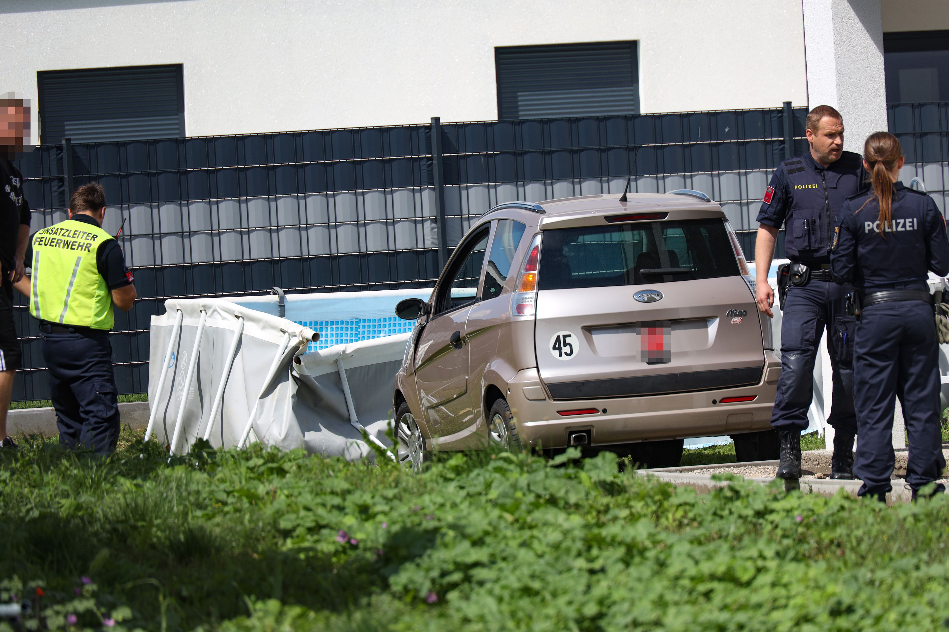 In Marchtrenk fuhr ein Auto durch einen Garten, krachte gegen einen Pool.