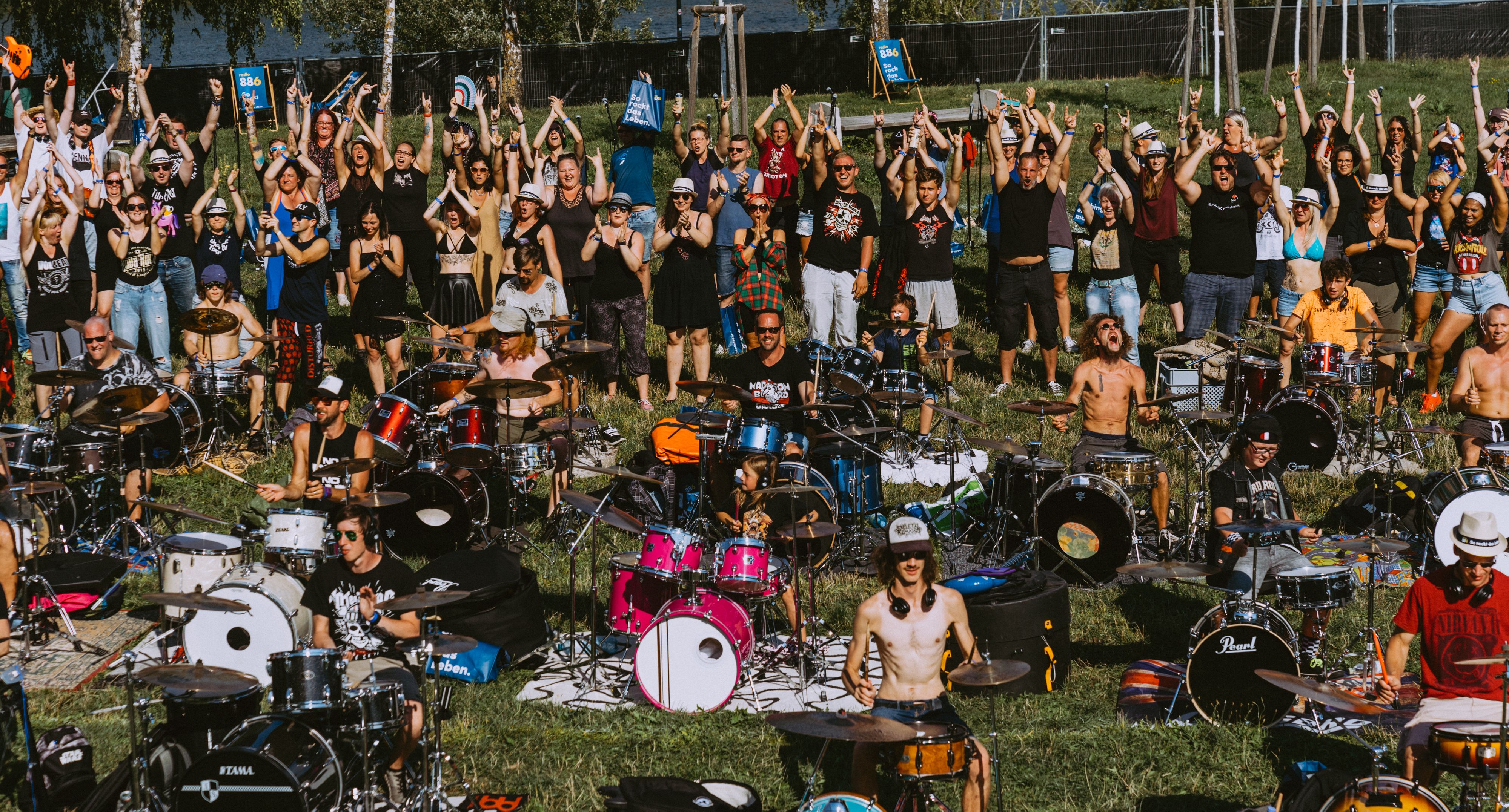 Unter dem Motto "Rock Together – Mit Abstand und doch gemeinsam" stellte Radio 88.6 die größte Band Österreichs auf die Beine. 500 Musiker performen zusammen auf der Donauinsel.