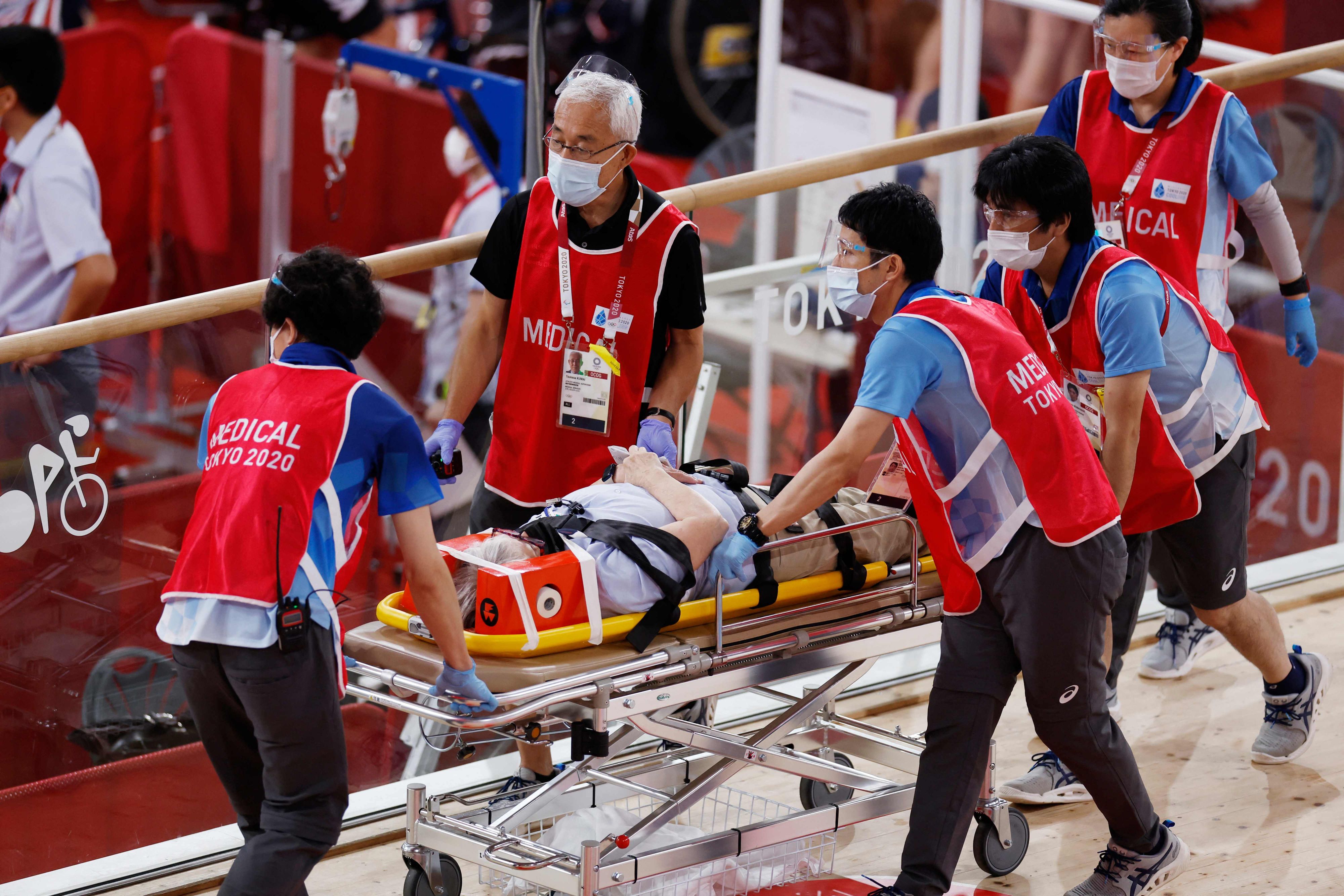 Der Mann wird vom medizinischen Team ins Krankenhaus abtransportiert.