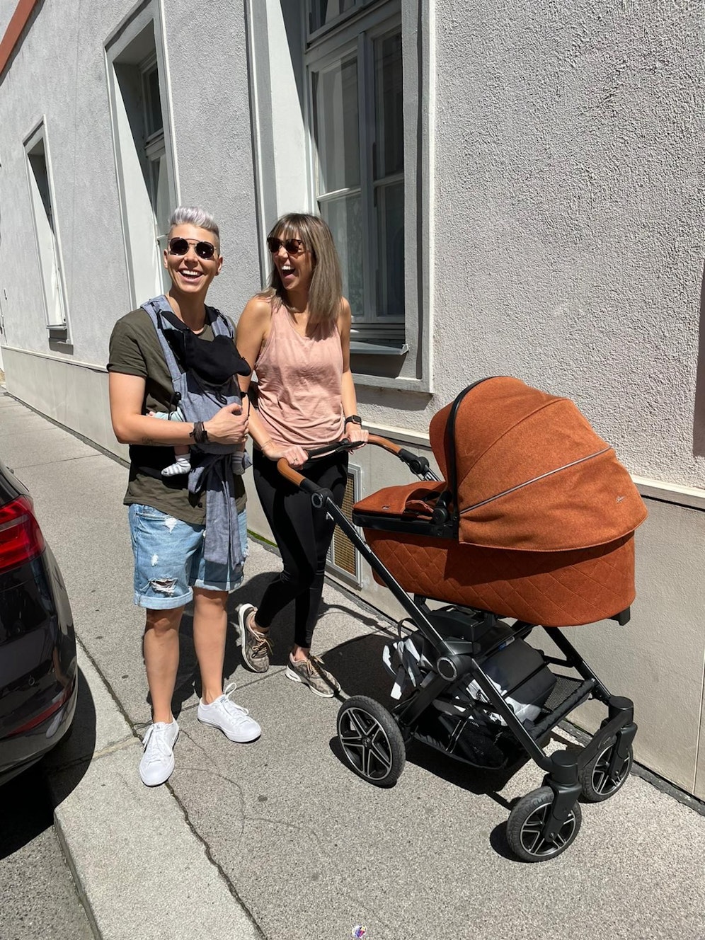 Happy-Family: Virginia Ernst mit Ehefrau Dorothea und ihrem gemeinsamen Sohn.