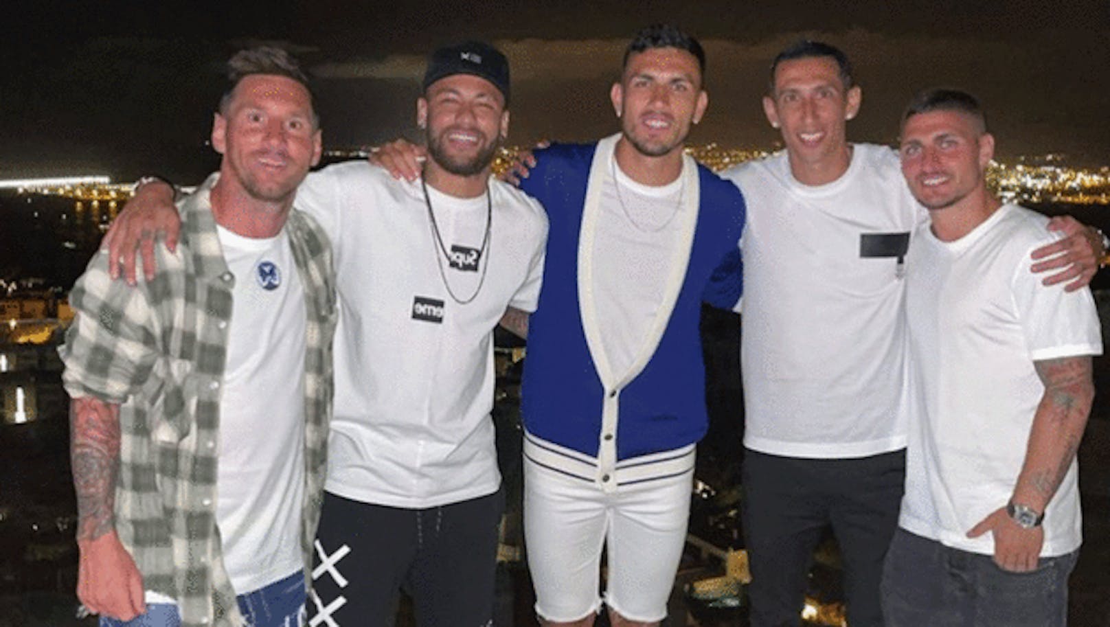 Messi (links) posierte diesen Sommer schon mit den PSG-Stars Neymar, Paredes, Di Maria und Verratti.