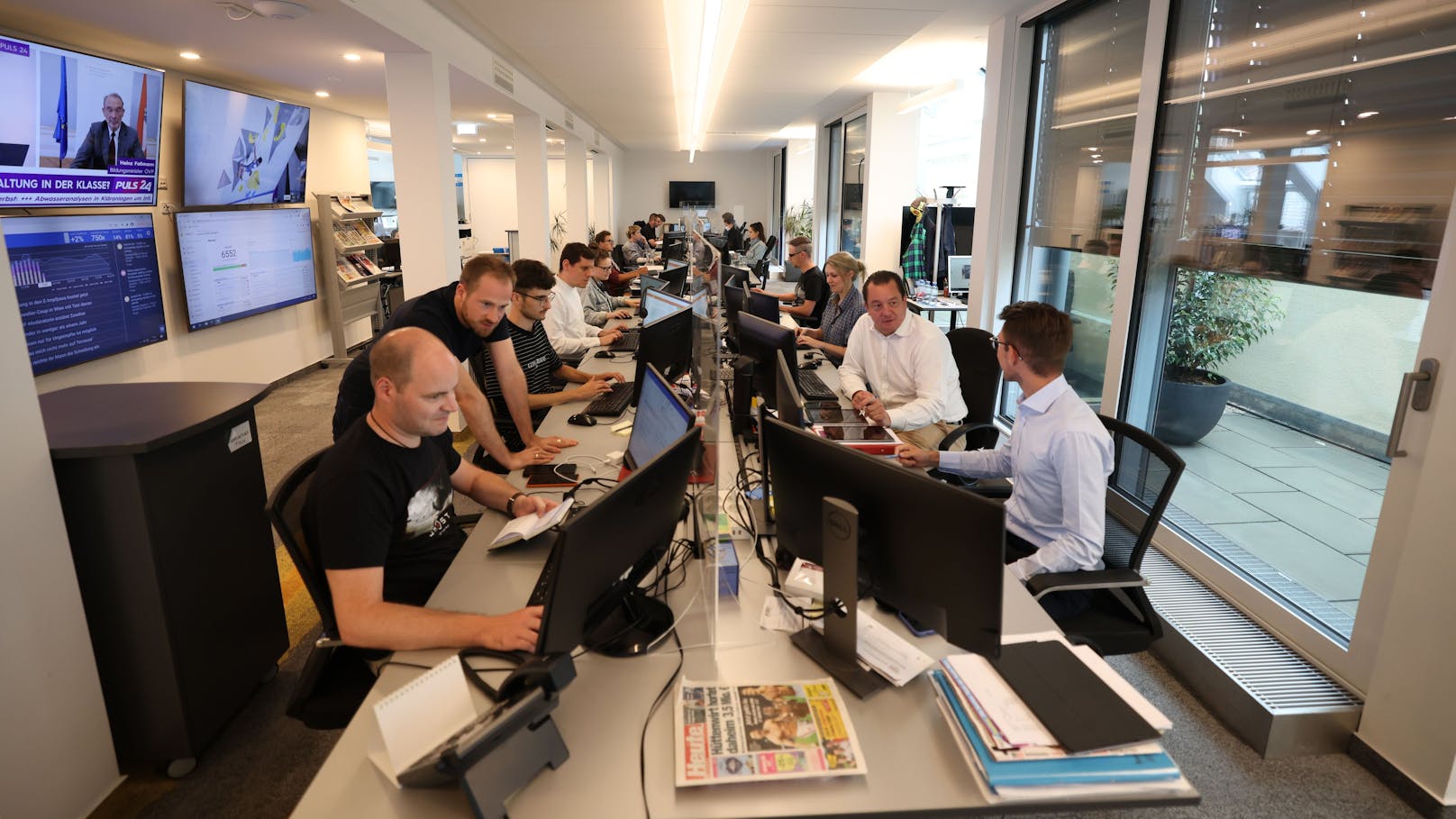 Das <em>"Heute"</em>-Team im Newsroom in der Wiener City