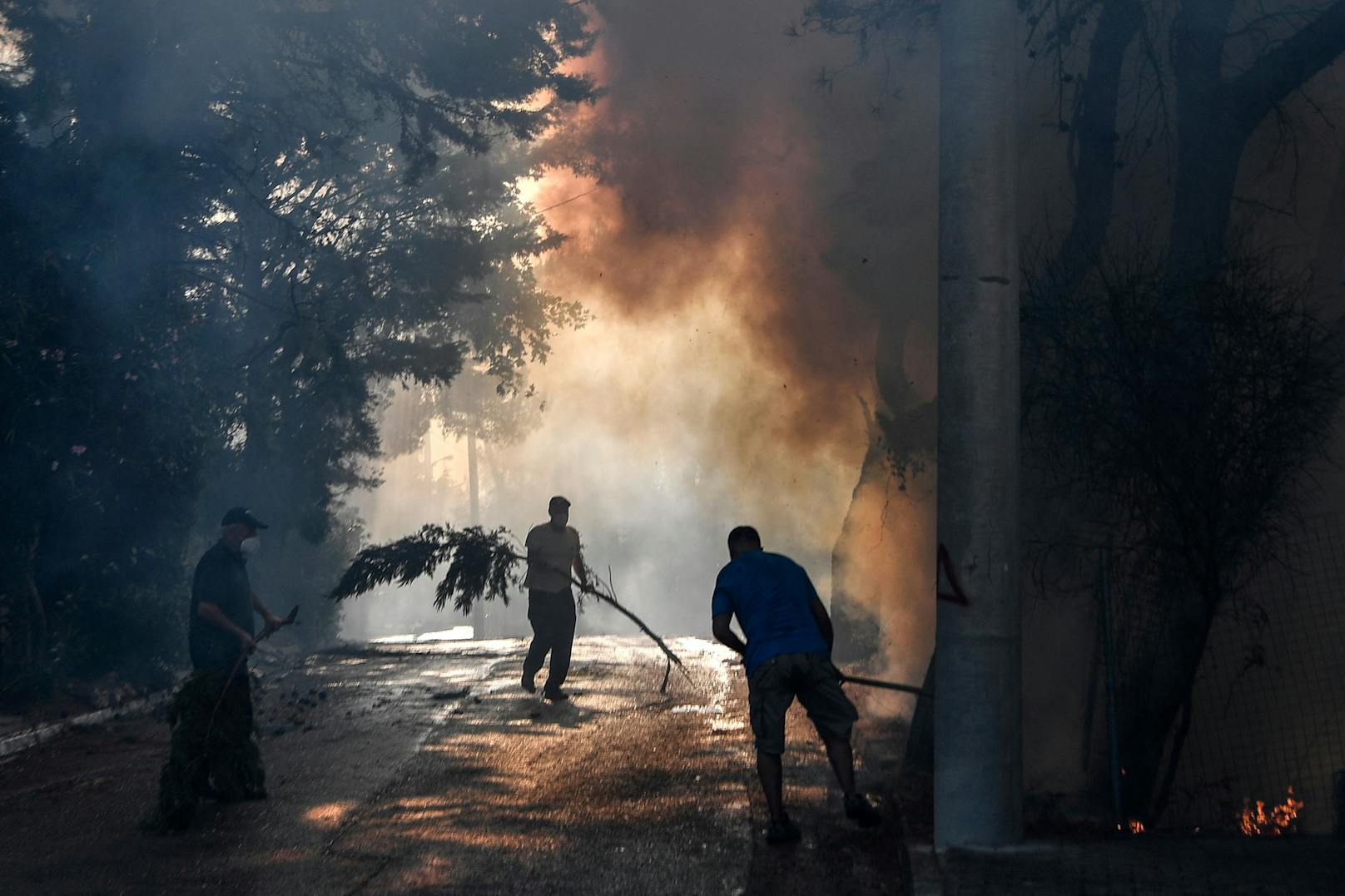 Bereits mehrere Griechen mussten mit Rauchgasvergiftungen ins Krankenhaus eingeliefert werden.
