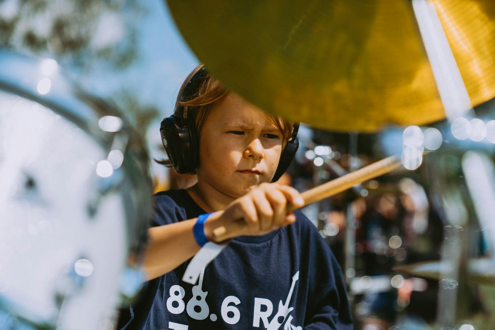 Der 7-jährige Dominik aus Penzendorf am Schlagzeug