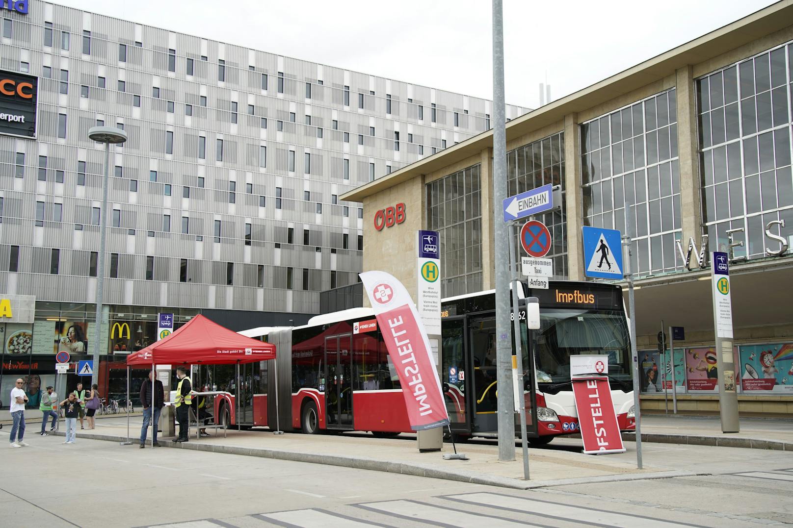 Einer der beiden Wiener Impfbusse bei seiner "Ausweich-Station" am Europaplatz vorm Westbahnhof.
