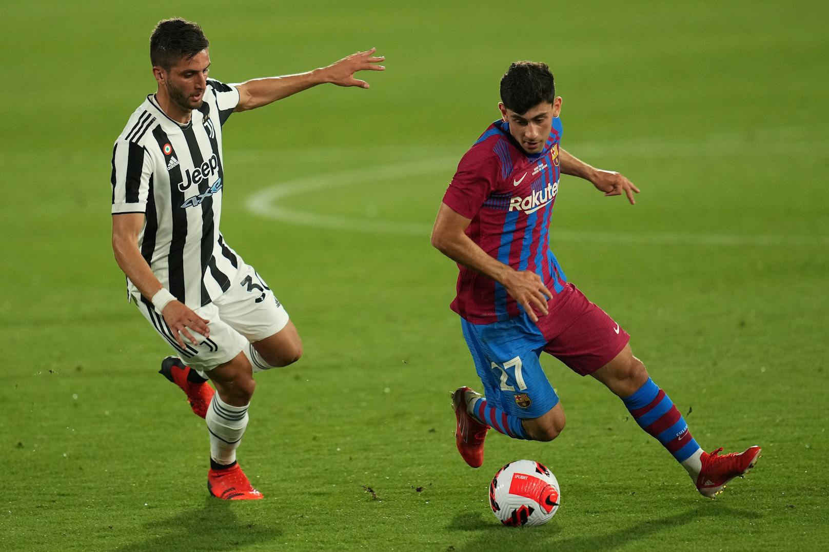 Barcelonas Yusuf Demir (r.) im Test gegen Juventus