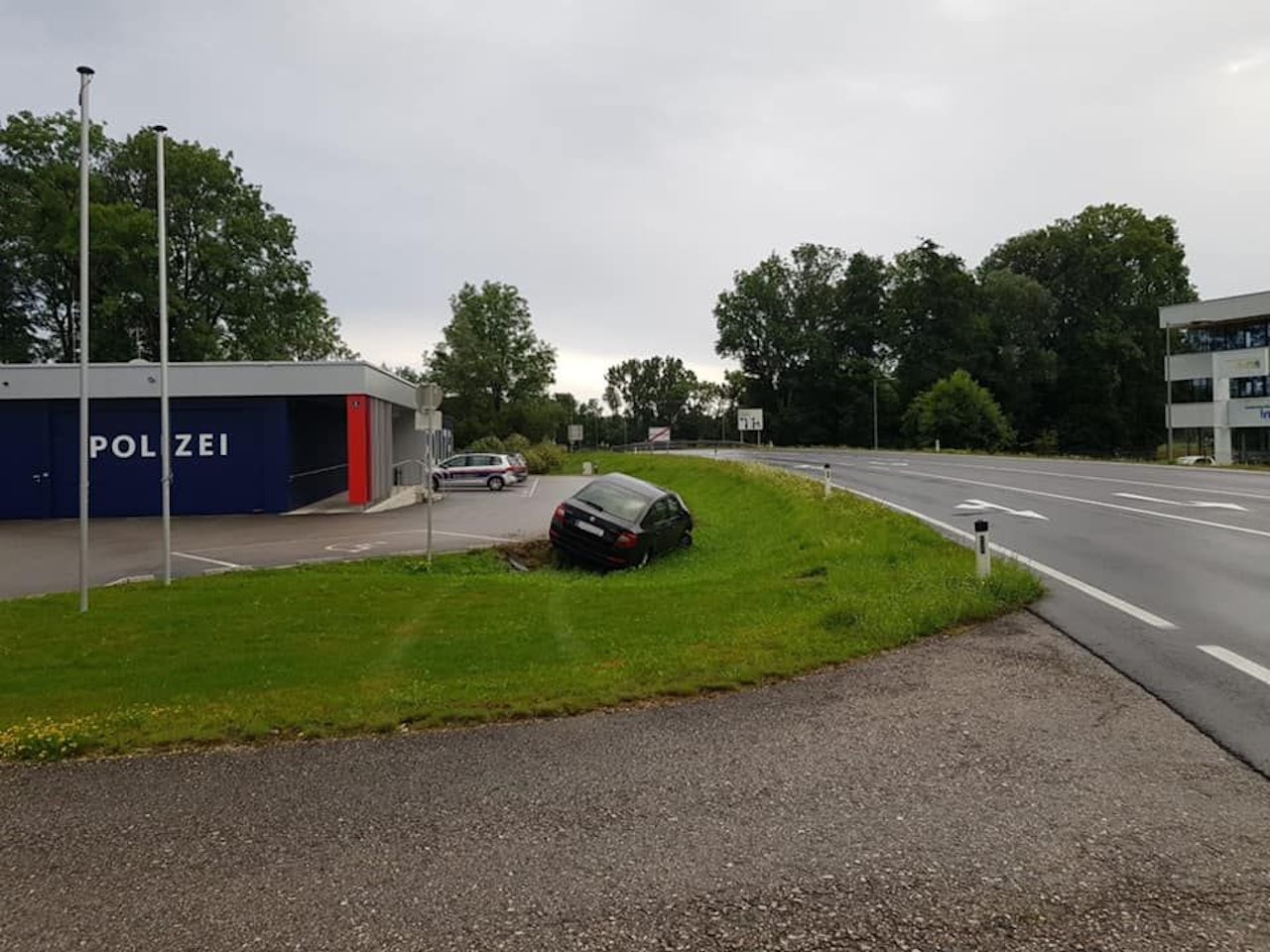 Heute.at - Hat hier die Polizei ihr Zivilfahrzeug geschrottet?