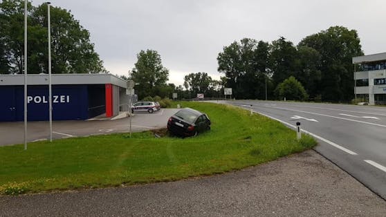 Der Unfalllenker schrottete seinen Wagen direkt vor der PI Schwanenstadt und verschwand dann.