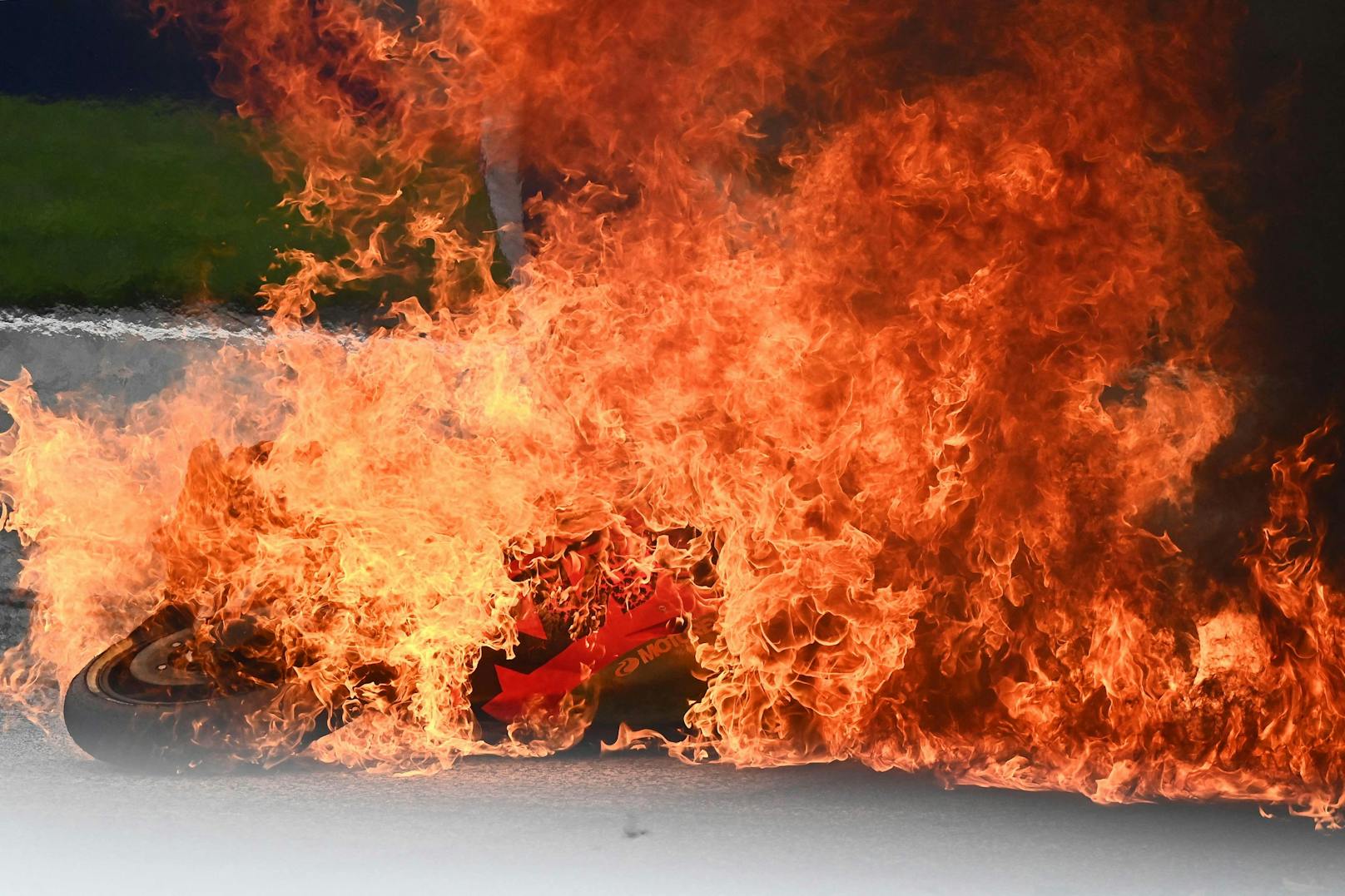 Feuer-Crash in Spielberg. Die MotoGP-Bikes von Lorenzo Savadori (Aprilia) und Dani Pedrosa (KTM) gehen nach dem Unfall kurz nach dem Start in Flammen auf.