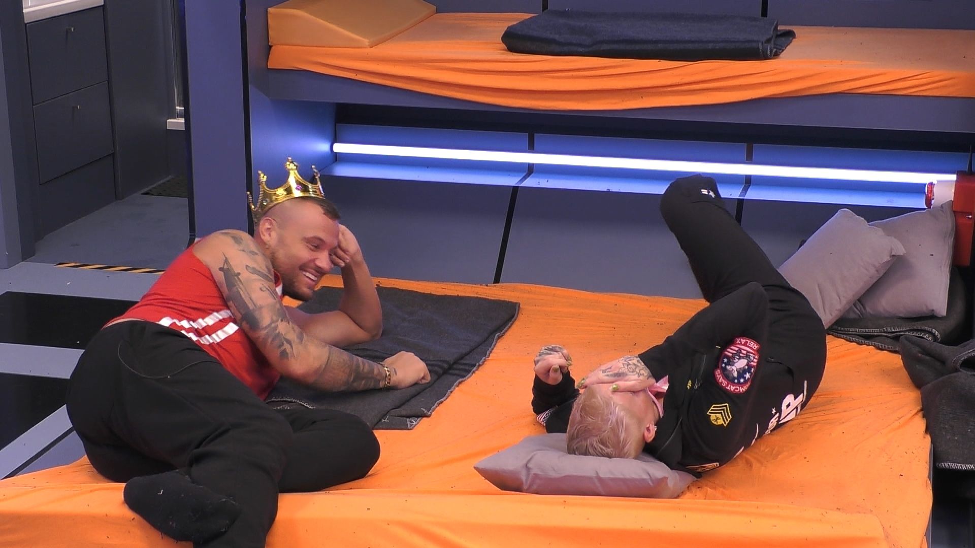 Vertraute Gespräch zwischen Eric und Melanie. 