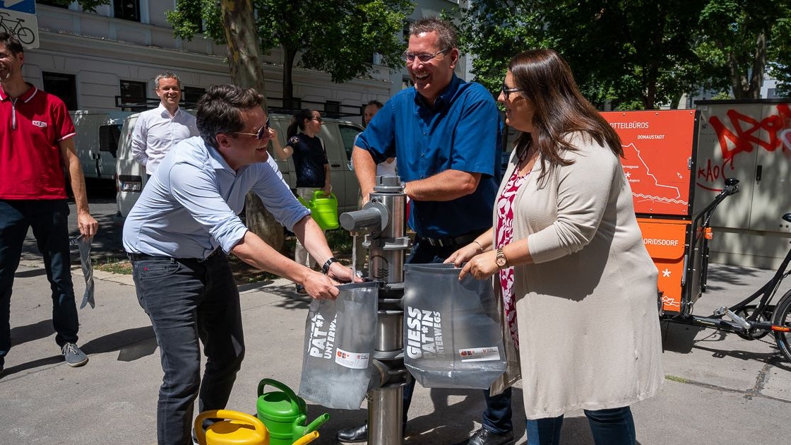 Vizebürgermeisterin Kathrin Gaál, Stadtrat Jürgen Czernohorszky (li.) und Floridsdorfs Bezirksvorsteher Georg Papai (alle SPÖ) suchen Gießpaten.
