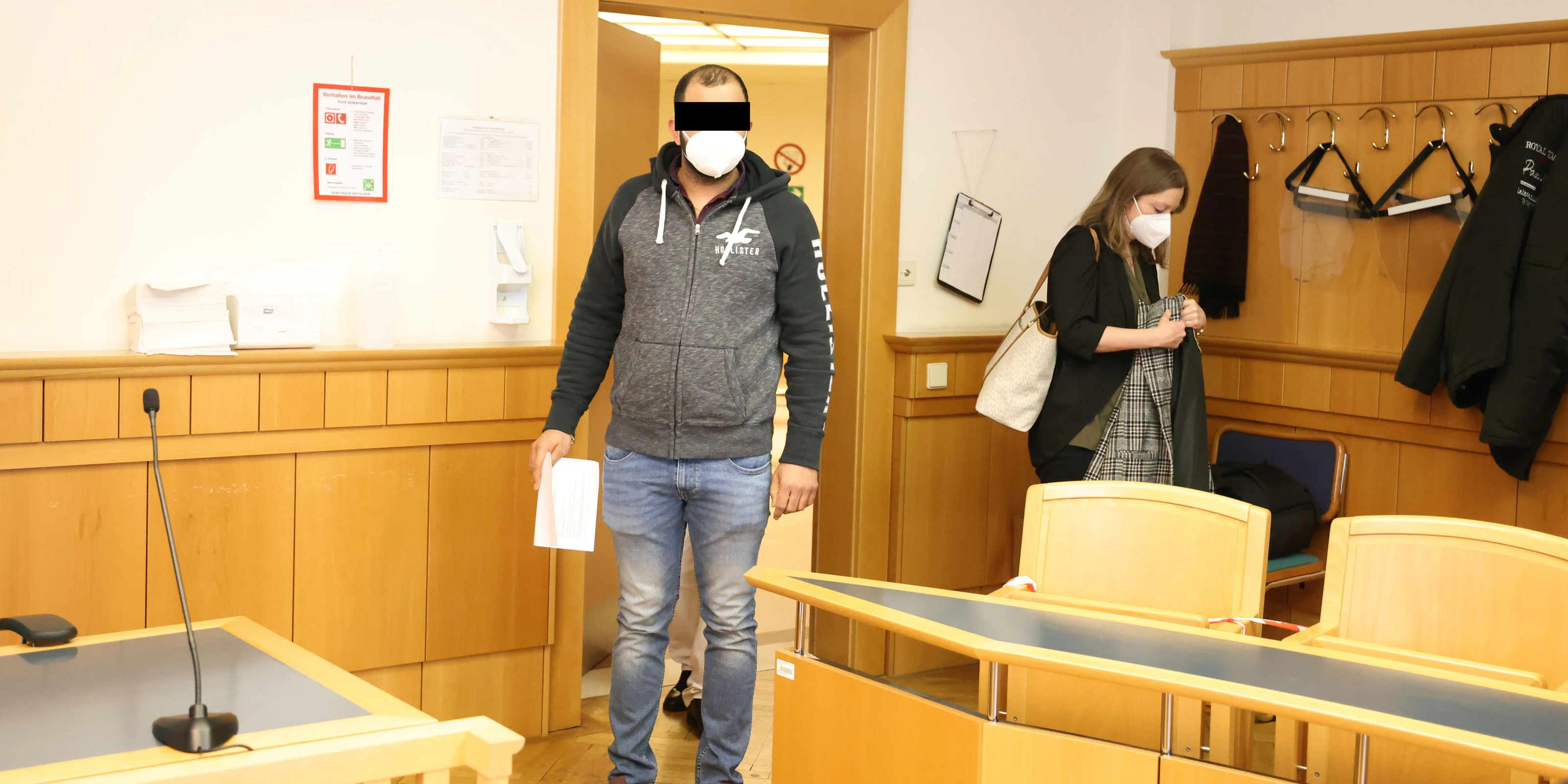 Der Angeklagte vor Gericht bei der ersten Verhandlung am 27.5.