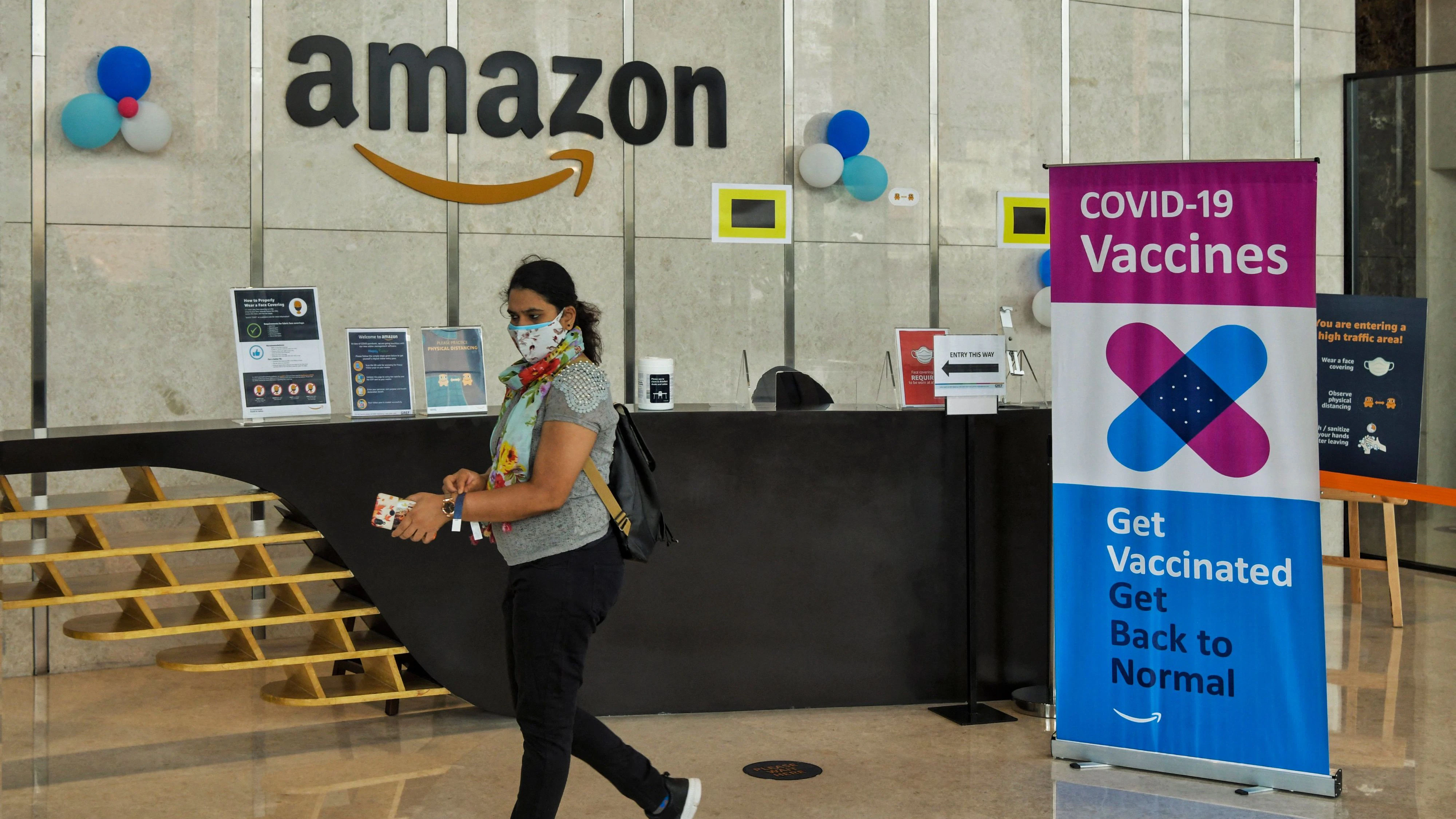 Download von www.picturedesk.com am 09.08.2021 (10:15).  An Amazon employee arrives to get vaccinated against the Covid-19 coronavirus during a vaccination program for employees and their dependent family members, at an Amazon India office building in Bangalore on June 5, 2021. (Photo by Manjunath Kiran / AFP) - 20210605_PD4991 - Rechteinfo: Rights Managed (RM) Nur für redaktionelle Nutzung! Werbliche Nutzung erfordert Freigabe: bitte schicken Sie uns eine Anfrage.