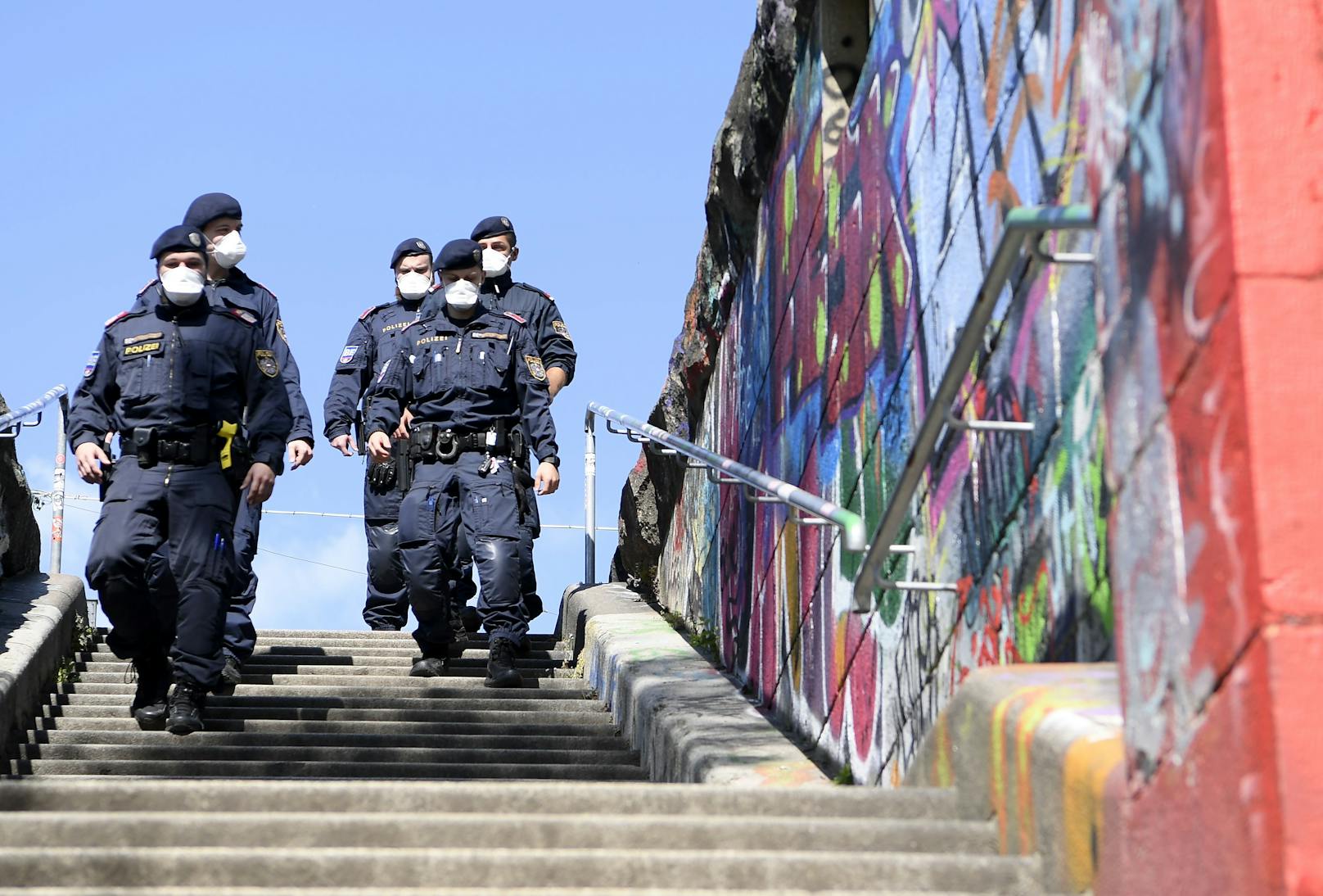 Polizisten bei einem Abgang zur Promenade am Wiener Donaukanal. Symbolbild