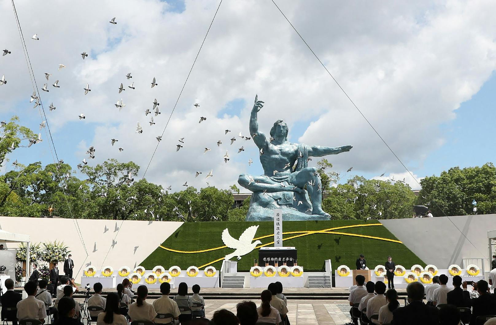 Die japanische Regierung ließ Friedenstauben steigen, um der Bombenopfer zu gedenken. 
