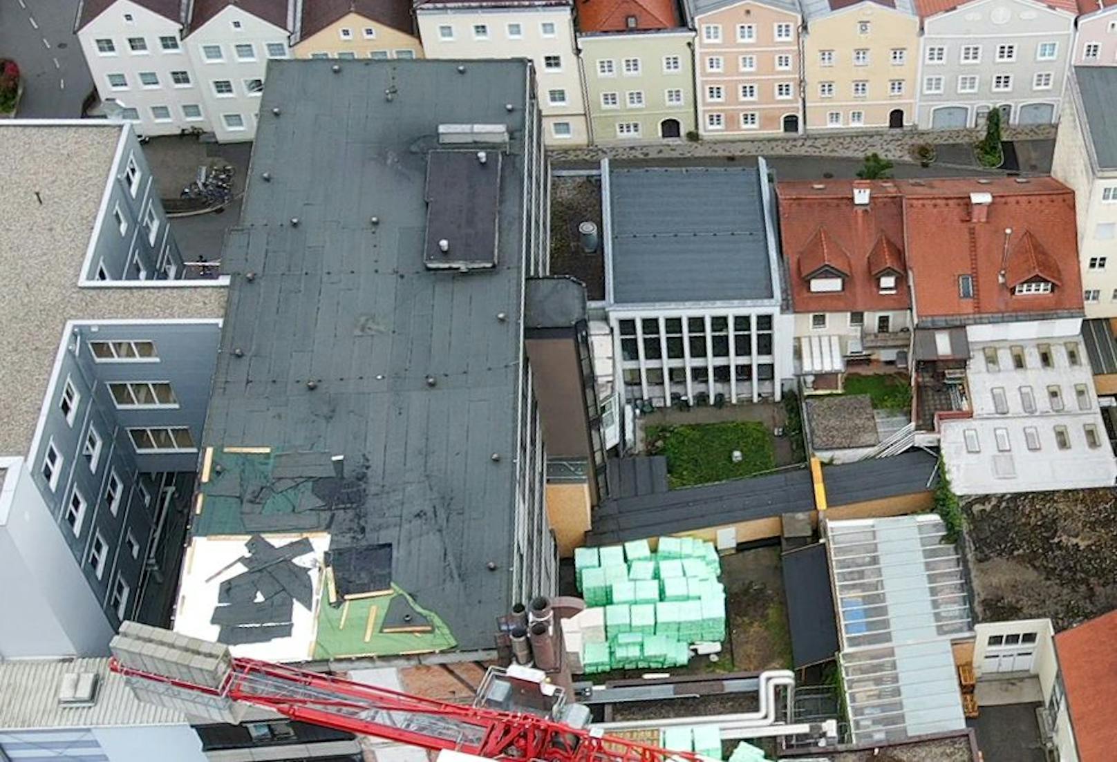 Das Dach des Braunauer Spitals wurde vom Sturm beschädigt.