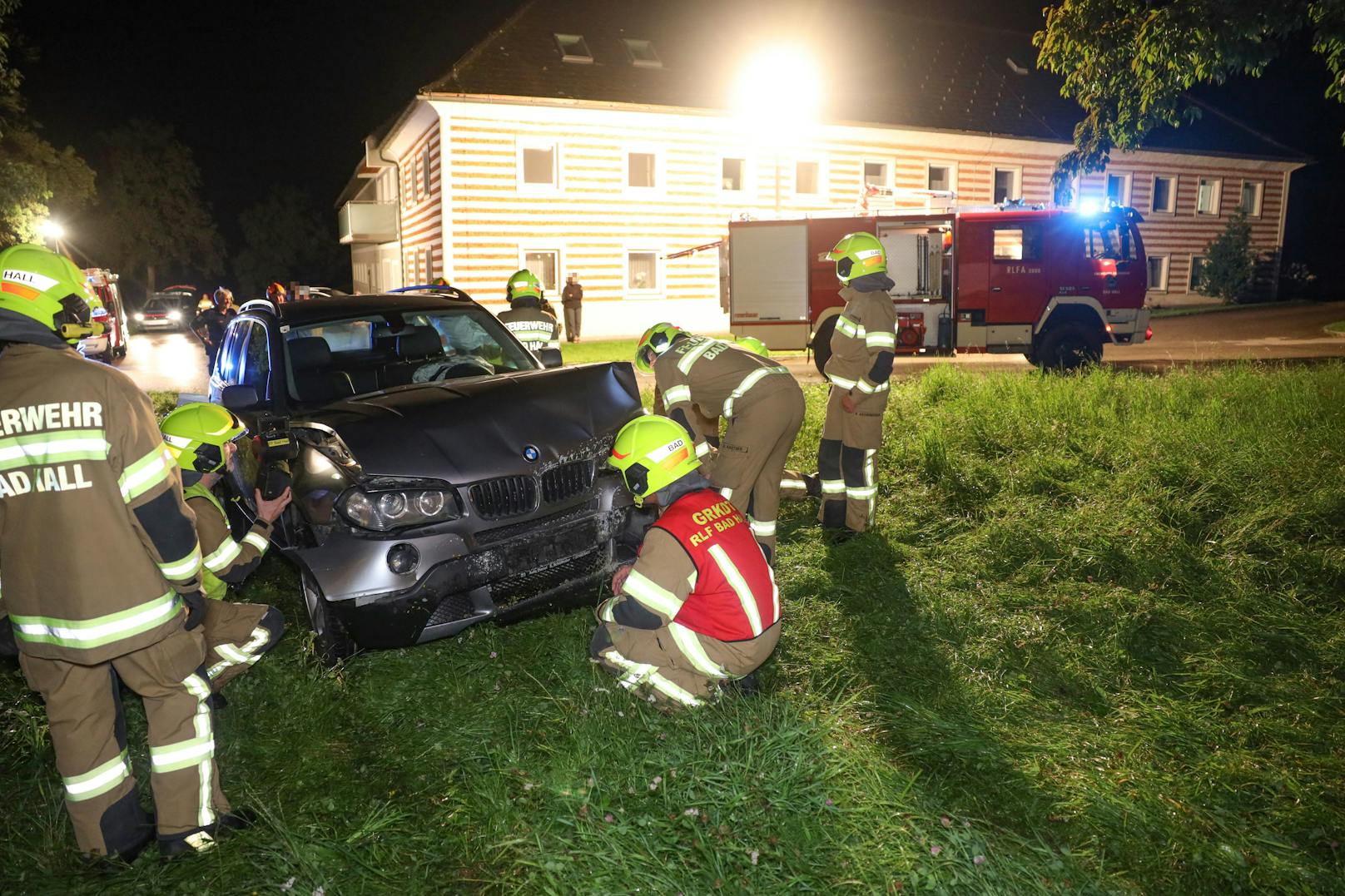 Feuerwehrmänner beim Abtransport des Wagens.