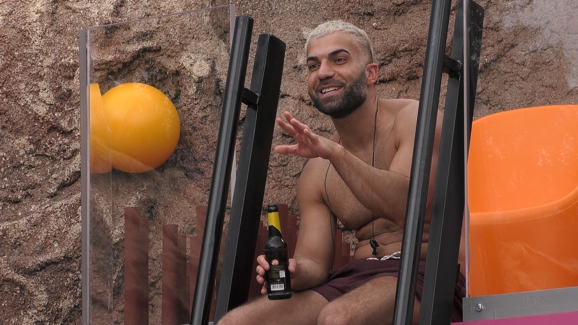 Rafi Rachek teilt kräftig aus. 