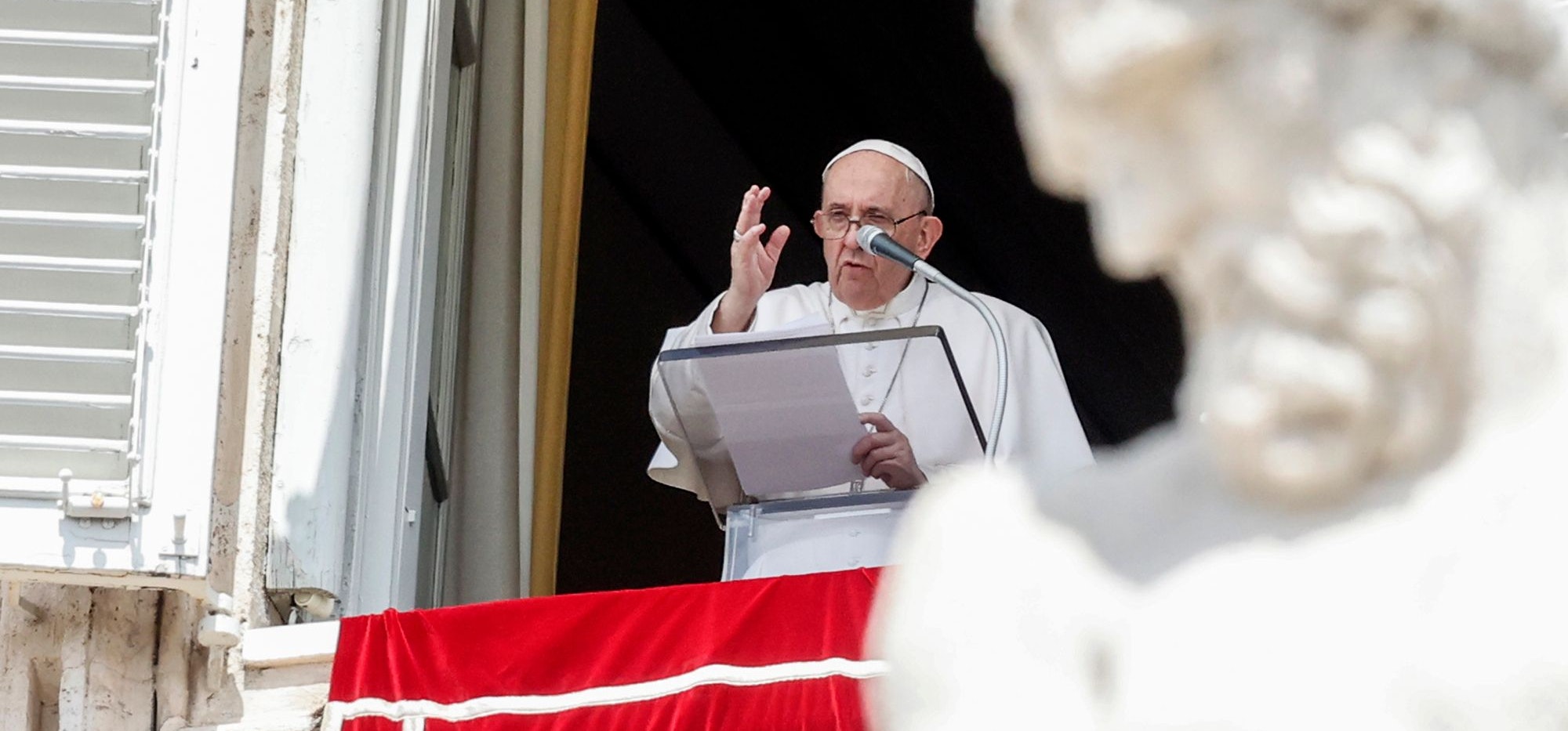 Download von www.picturedesk.com am 09.08.2021 (14:26).  Pope Francis delivers his blessing to the faithful during the Angelus prayer from his studio window overlooking St. Peter's Square at the Vatican, Sunday, Aug. 8, 2021. (AP Photo/Riccardo De Luca) - 20210808_PD7739 - Rechteinfo: Rights Managed (RM)