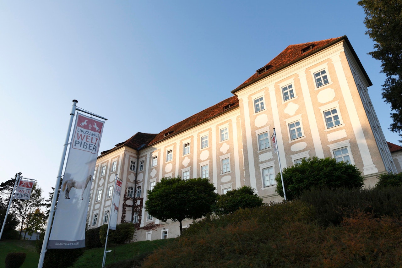 Heute.at - Herzinfarkt im Theater – Todesfall stoppt Don Camillo