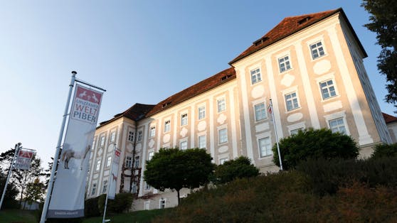 Ein Besucher brach kurz vor Aufführungsbeginn im Schloss Piber zusammen. Für den 63-Jährigen kam jede Hilfe zu spät.