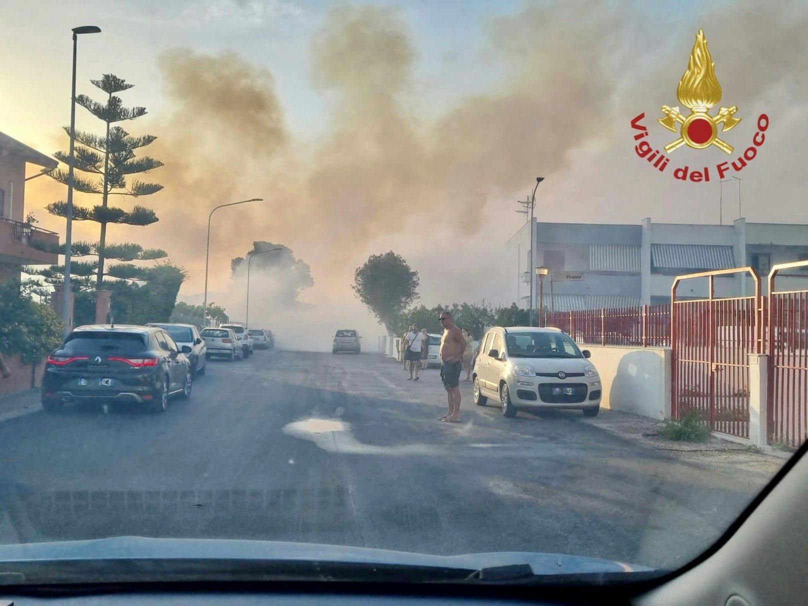 Brände im Adria-Ort Campomarino Lido am Abend des 8. August 2021. Zahlreiche Häuser und Hotels mussten evakuiert werden.