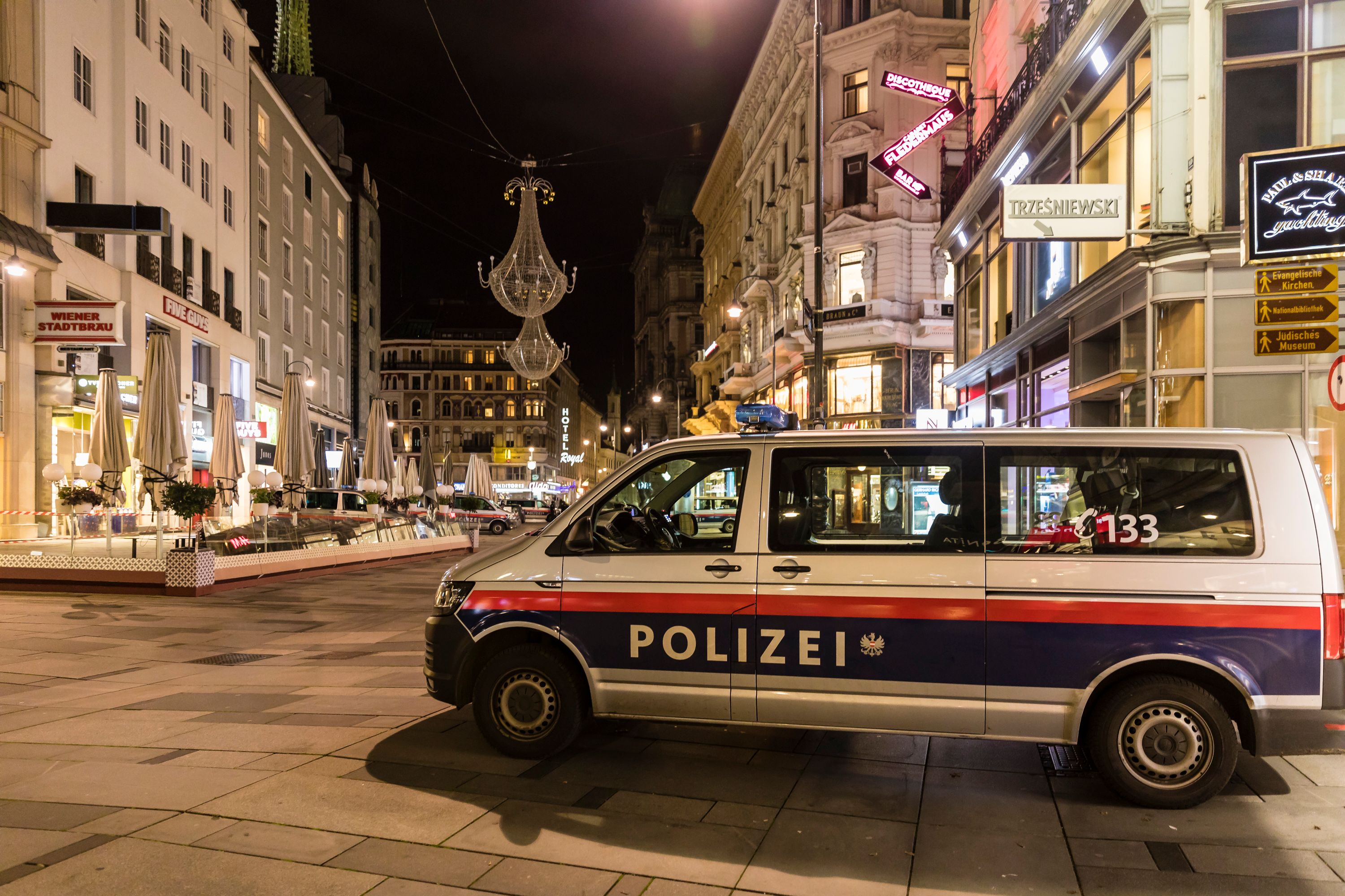 In der Nacht auf Sonntag hat eine Männer-Gruppe mehrere Passanten in Wien bedroht, geschlagen und ausgeraubt. (Symbolbild)