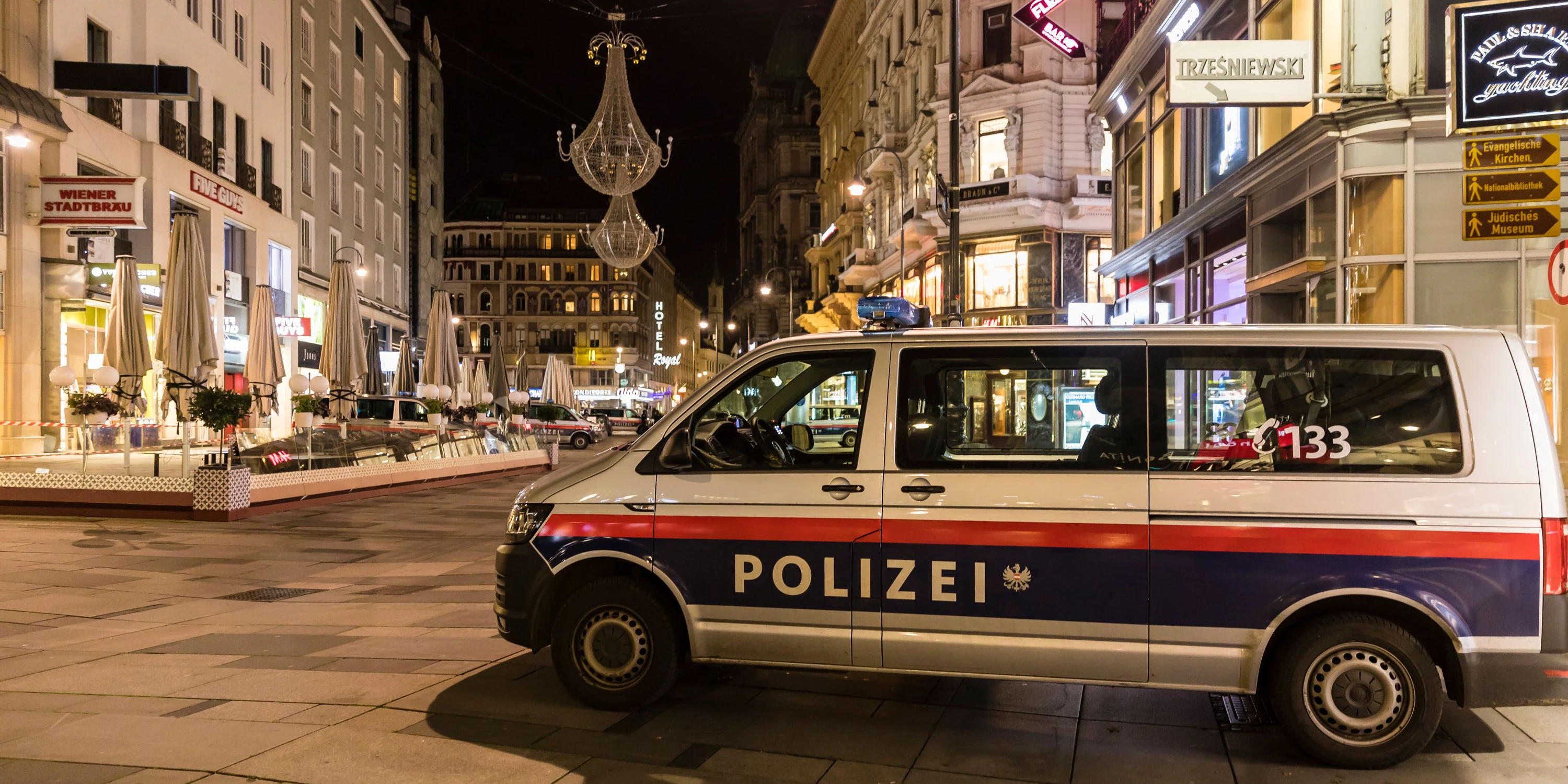 Polizei Polizeiauto Wien Nacht (Symbolbild)