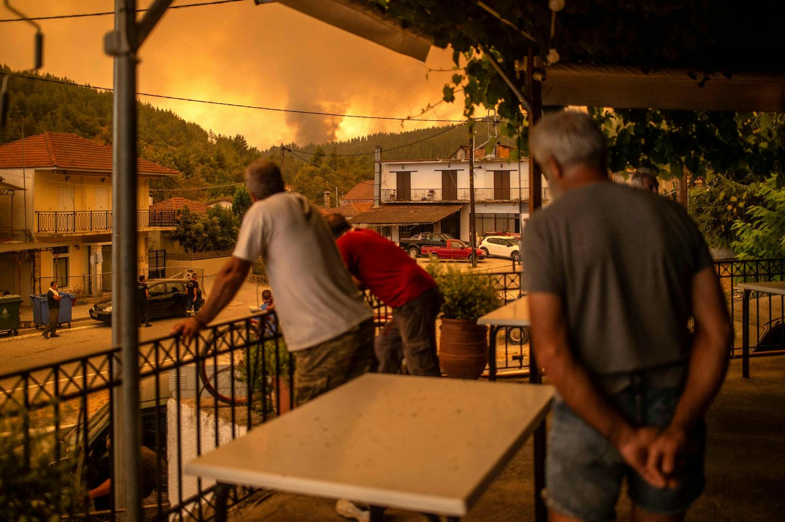 Schwere Waldbrände bedrohten auf der griechischen Insel Euböa, nördlich von Athen, mehrere Dörfer. Verzweifelt kämpften die Bewohner mit allen Mitteln gegen die Flammen.