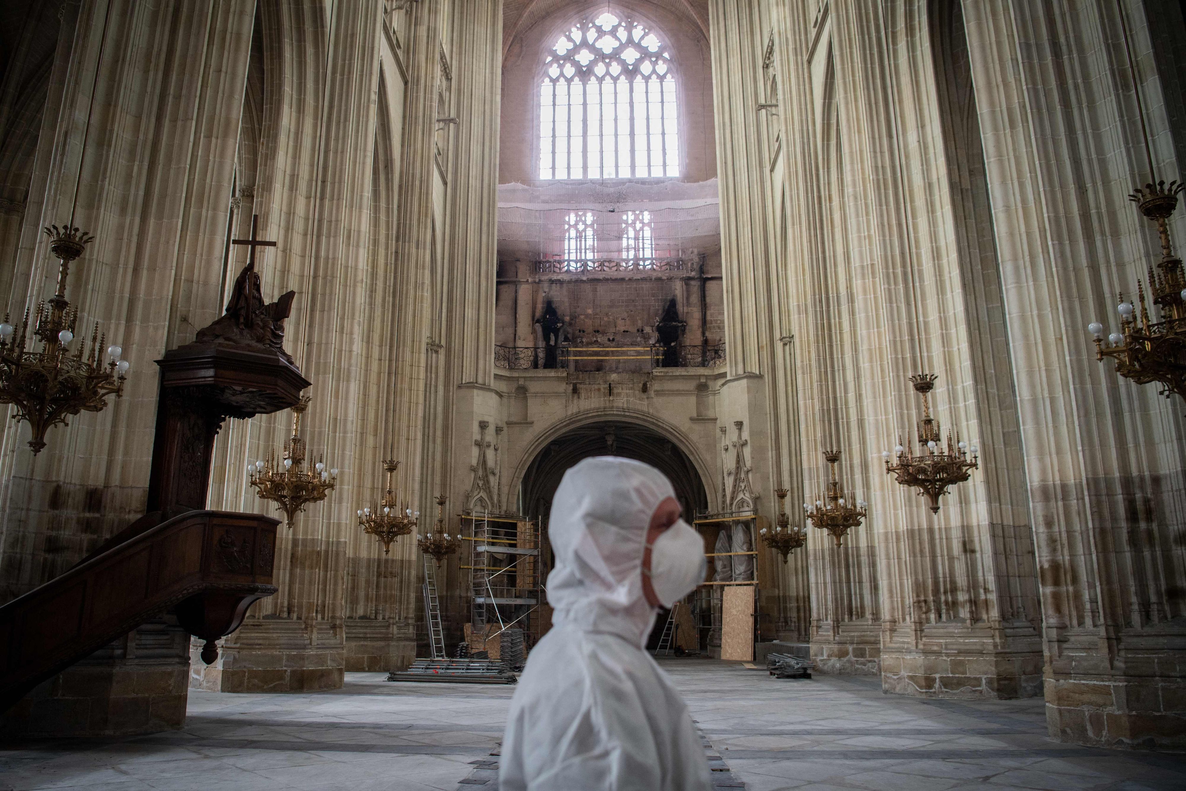 Blick in die Kathedrale von Nantes: Sie wurde 2020 durch ein Feuer schwer beschädigt, der Brandstifter tötete nun einen Priester,