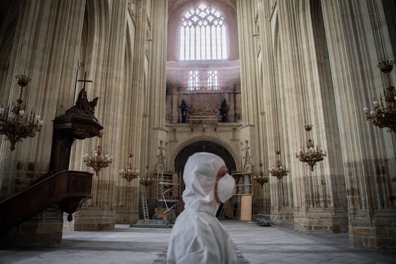 Blick in die Kathedrale von Nantes: Sie wurde 2020 durch ein Feuer schwer beschädigt, der Brandstifter tötete nun einen Priester,