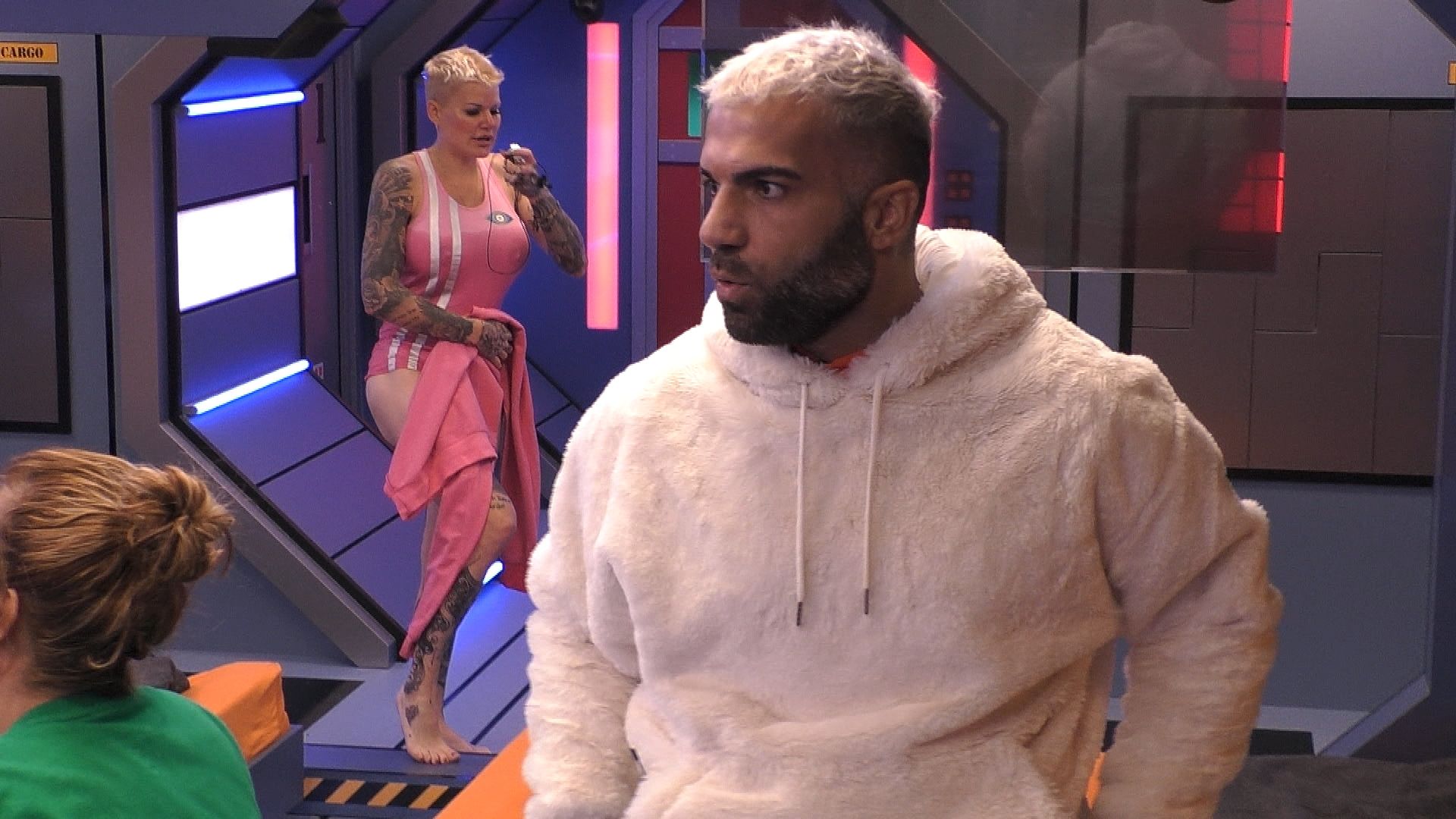 In der Raumstation geht die Wutrede weiter.