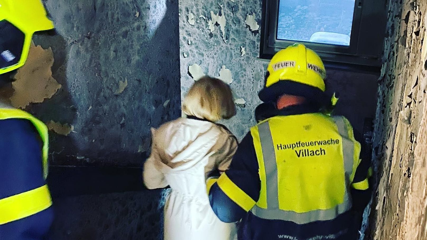 Aufgrund der starken Rauchentwicklung mussten alle Bewohner des Wohnhauses von der Feuerwehr evakuiert werden.