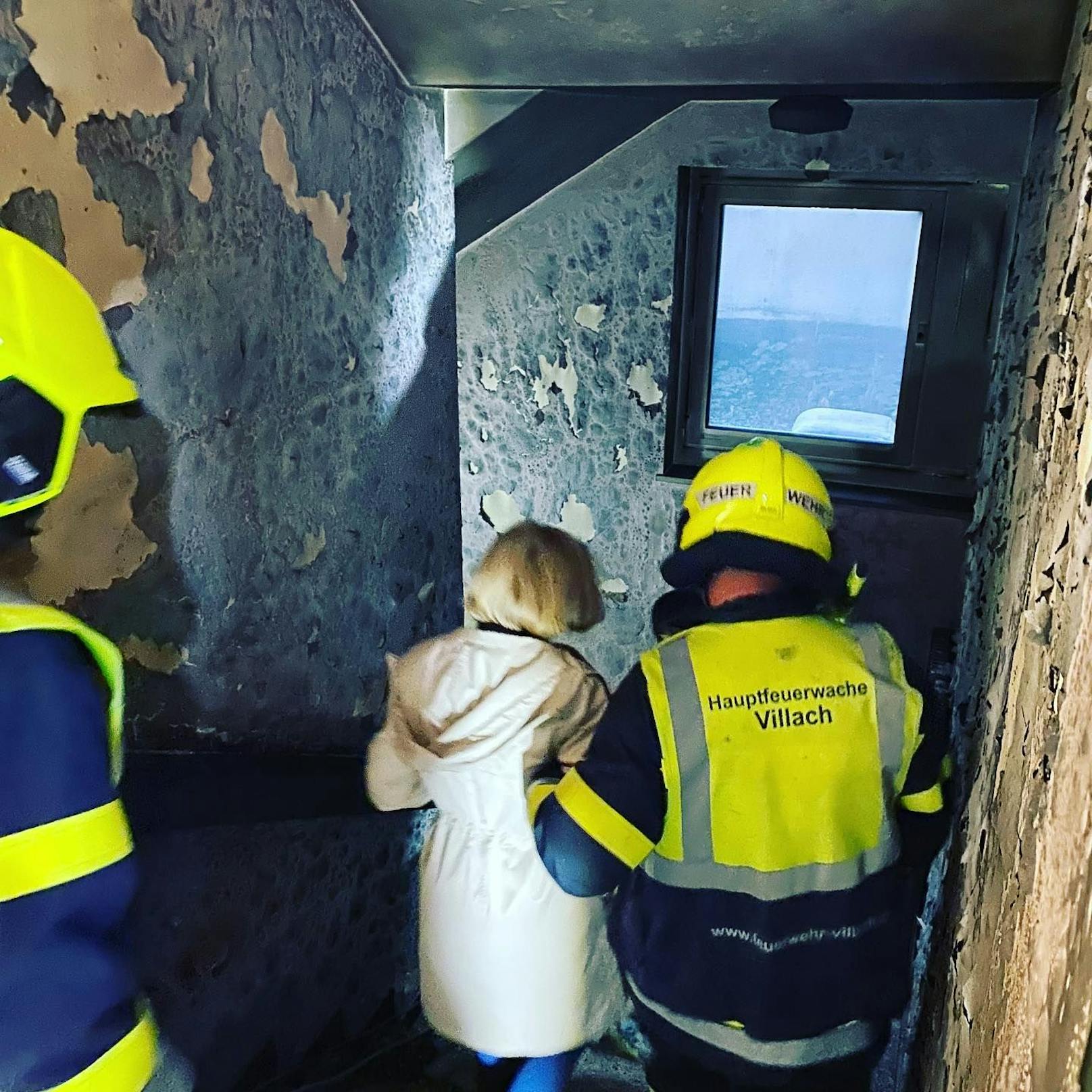 Aufgrund der starken Rauchentwicklung mussten alle Bewohner des Wohnhauses von den im Einsatz stehenden Kräften der Feuerwehr Villach sowie der FF Perau evakuiert werden.