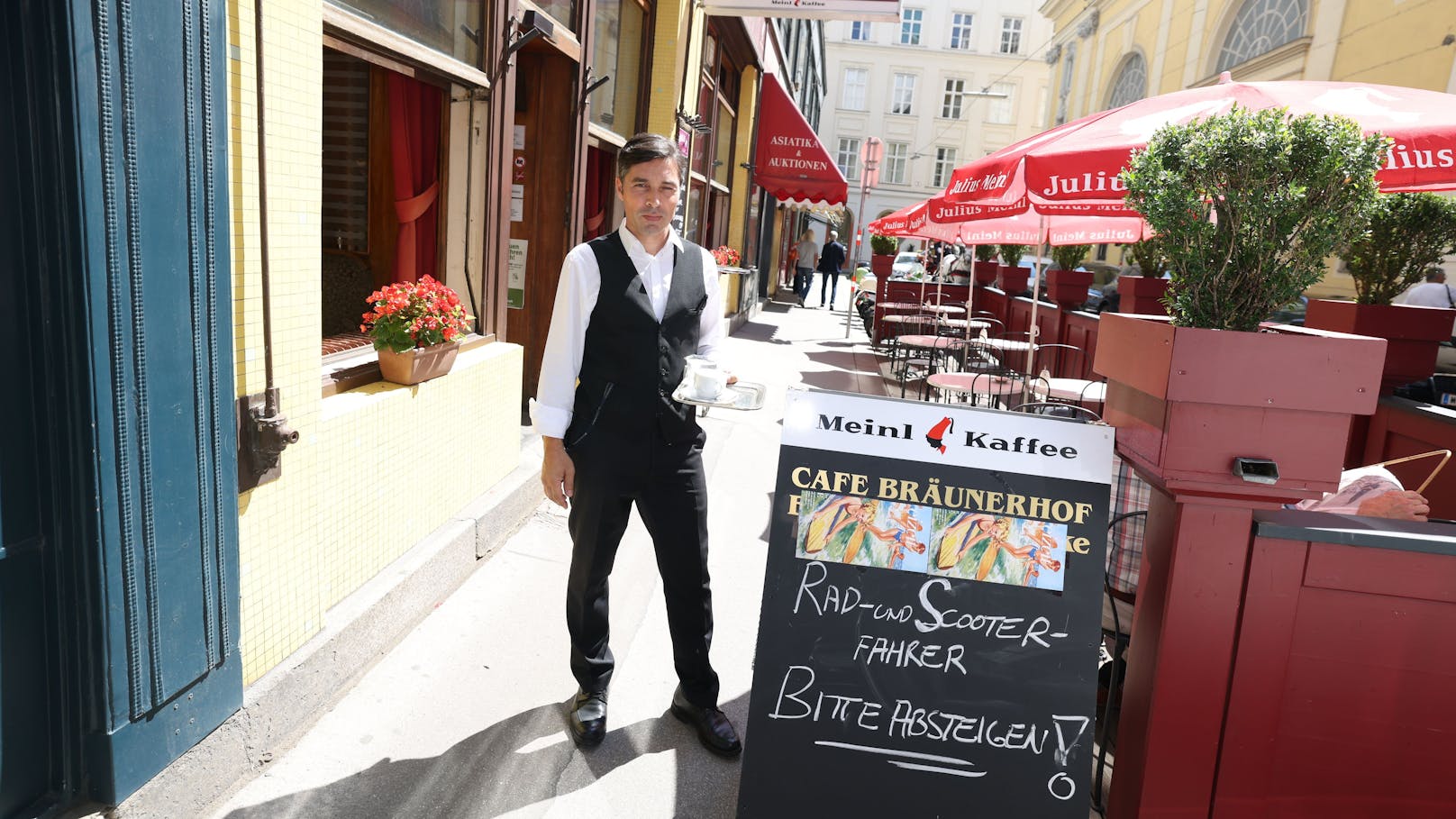 "Seit dem Hinweisschild gab es weniger gefährliche Vorfälle", erzählt der Kellner aus dem Café Bräunerhof.&nbsp;