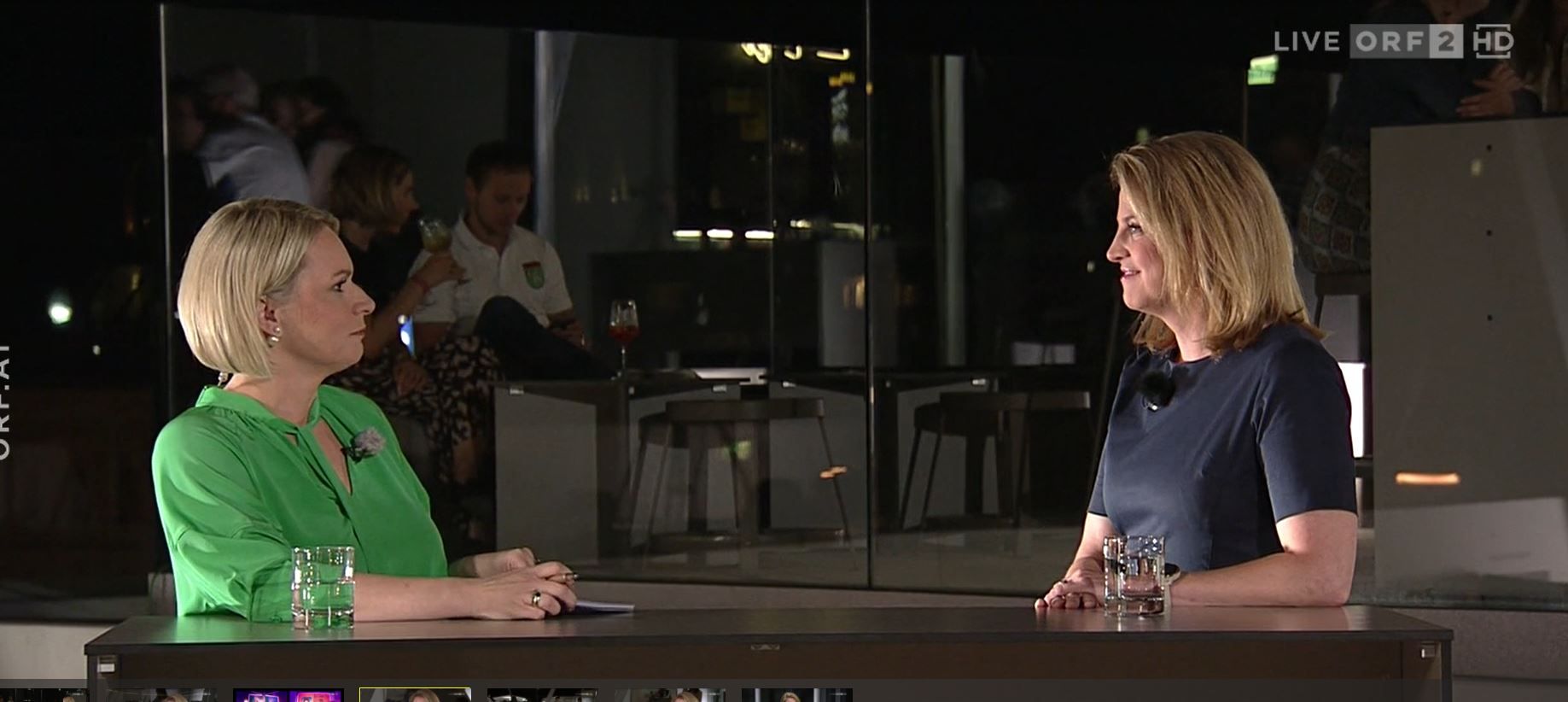 ORF-Moderatorin <strong>Lou Lorenz-Dittelbacher</strong> und Neos-Chefin <strong>Beate Meinl-Reisinger</strong> im Gespräch - im Hintergrund wird entspannt getrunken 