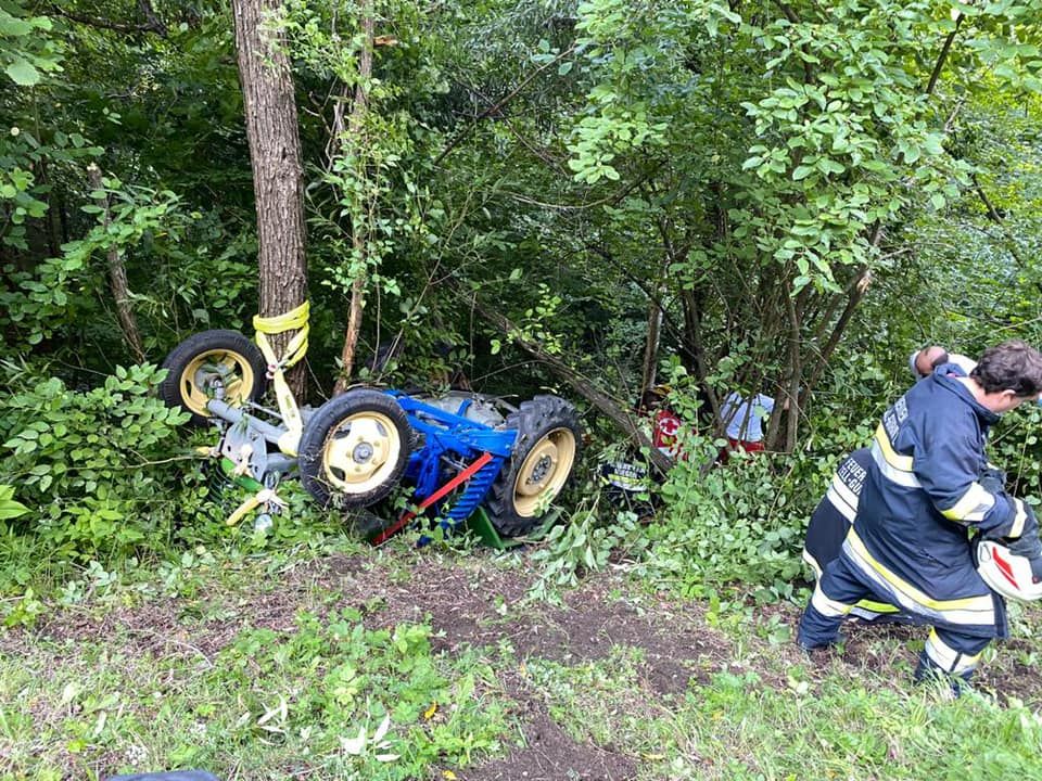 Die drei Insassen wurden bei dem Absturz vom Traktor geschleudert.