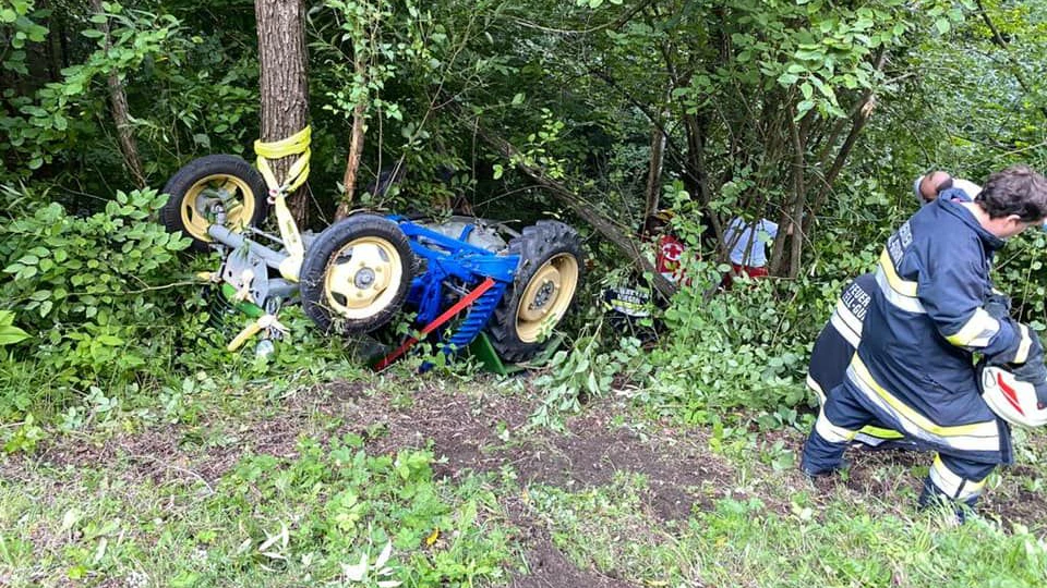 Die drei Insassen wurden bei dem Absturz vom Traktor geschleudert.