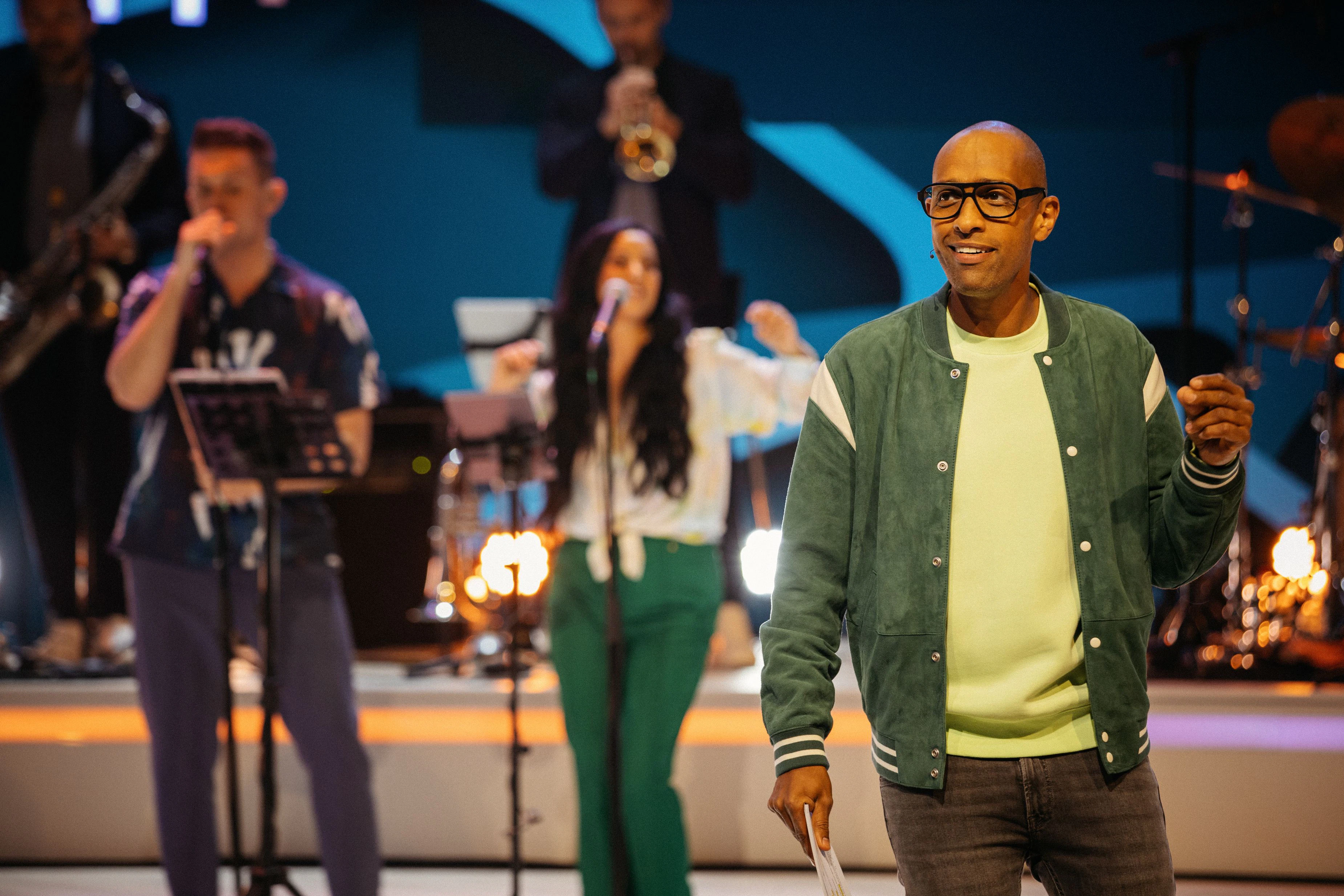 Amiaz Habtu mit "Wolf &amp; The Gang" im Hintergrund