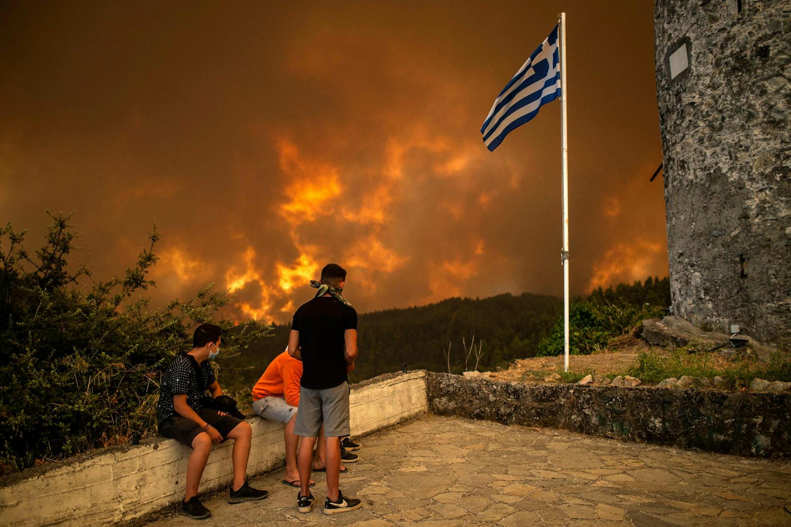 Schwere Waldbrände bedrohten auf der griechischen Insel Euböa, nördlich von Athen, mehrere Dörfer. Verzweifelt kämpften die Bewohner mit allen Mitteln gegen die Flammen.