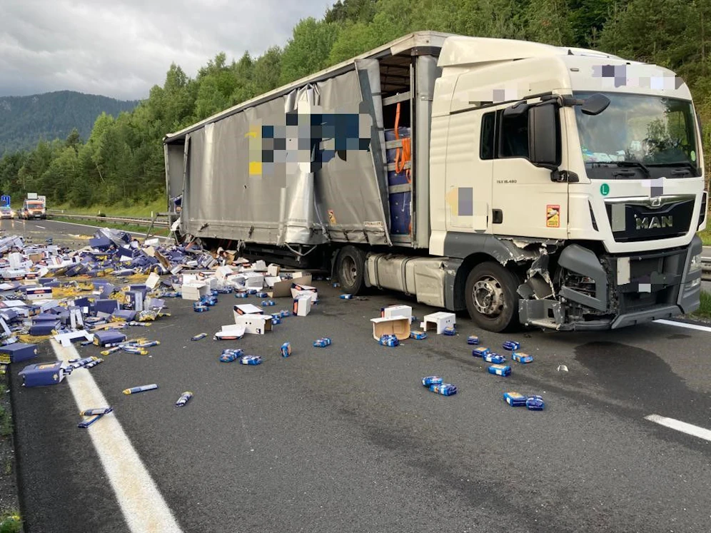 Dutzende Packungen verschiedenster Nudelsorten wurden am Montagmorgen auf der Autobahn A 11 bei St. Jakob im Rosental verteilt.
